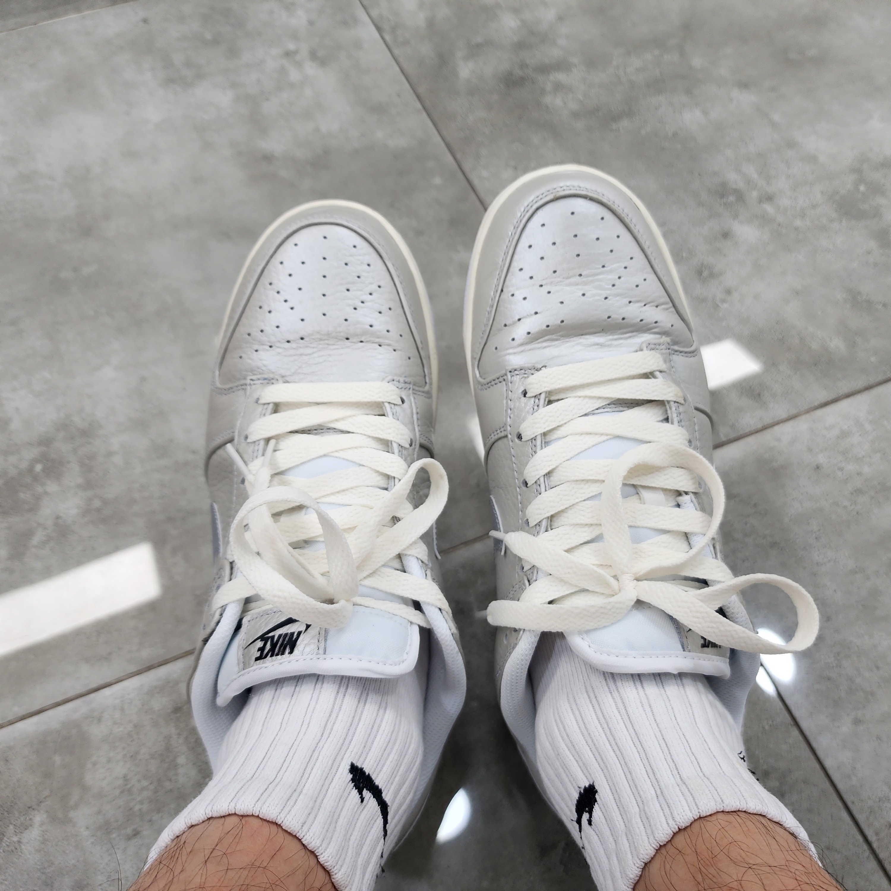 Nike Dunk Low SE Metallic Silver 착용 스타일 - 2