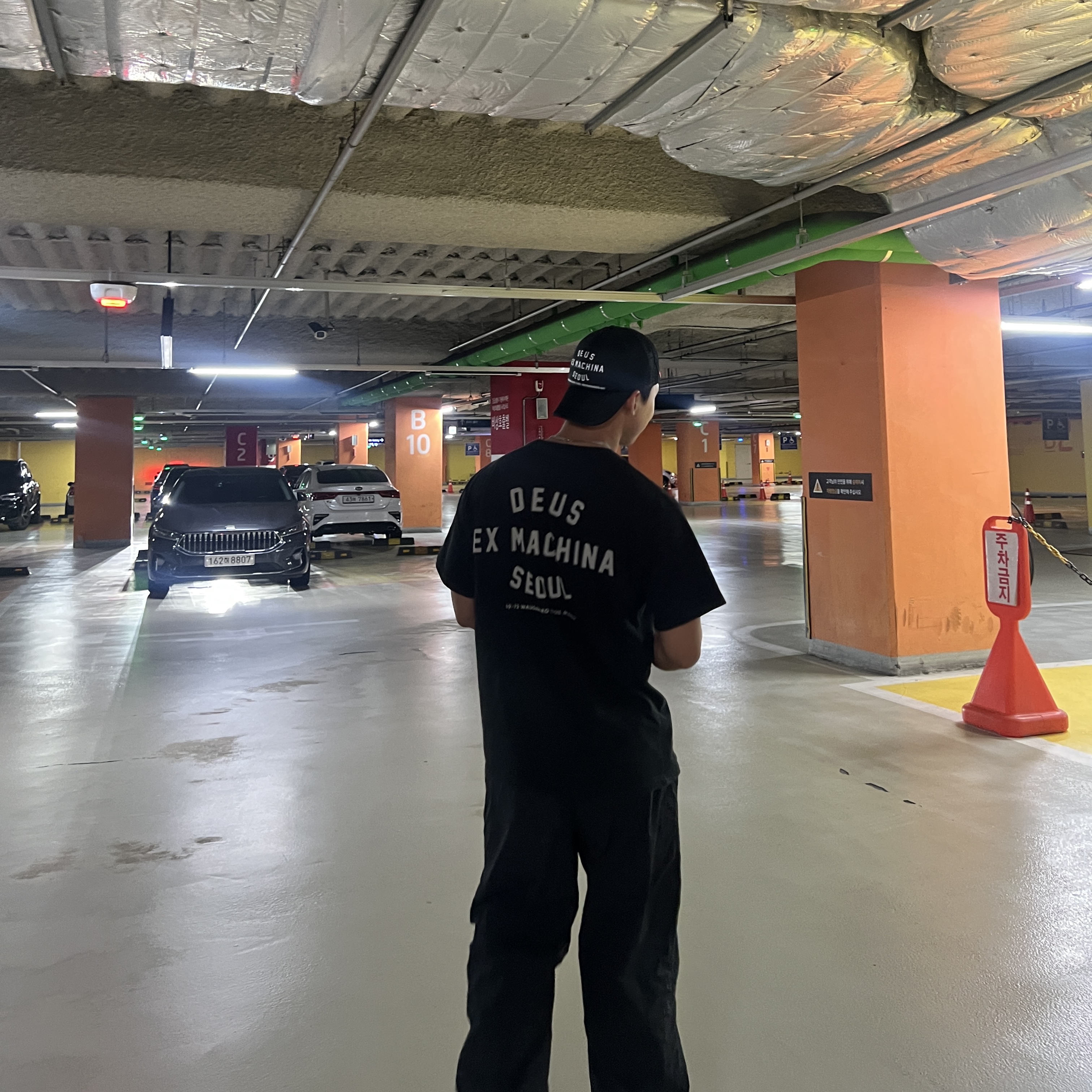 Deus Ex Machina Seoul College T-Shirt Black, Deus Ex Machina Seoul Address Trucker Cap Black 착용 스타일 - 2