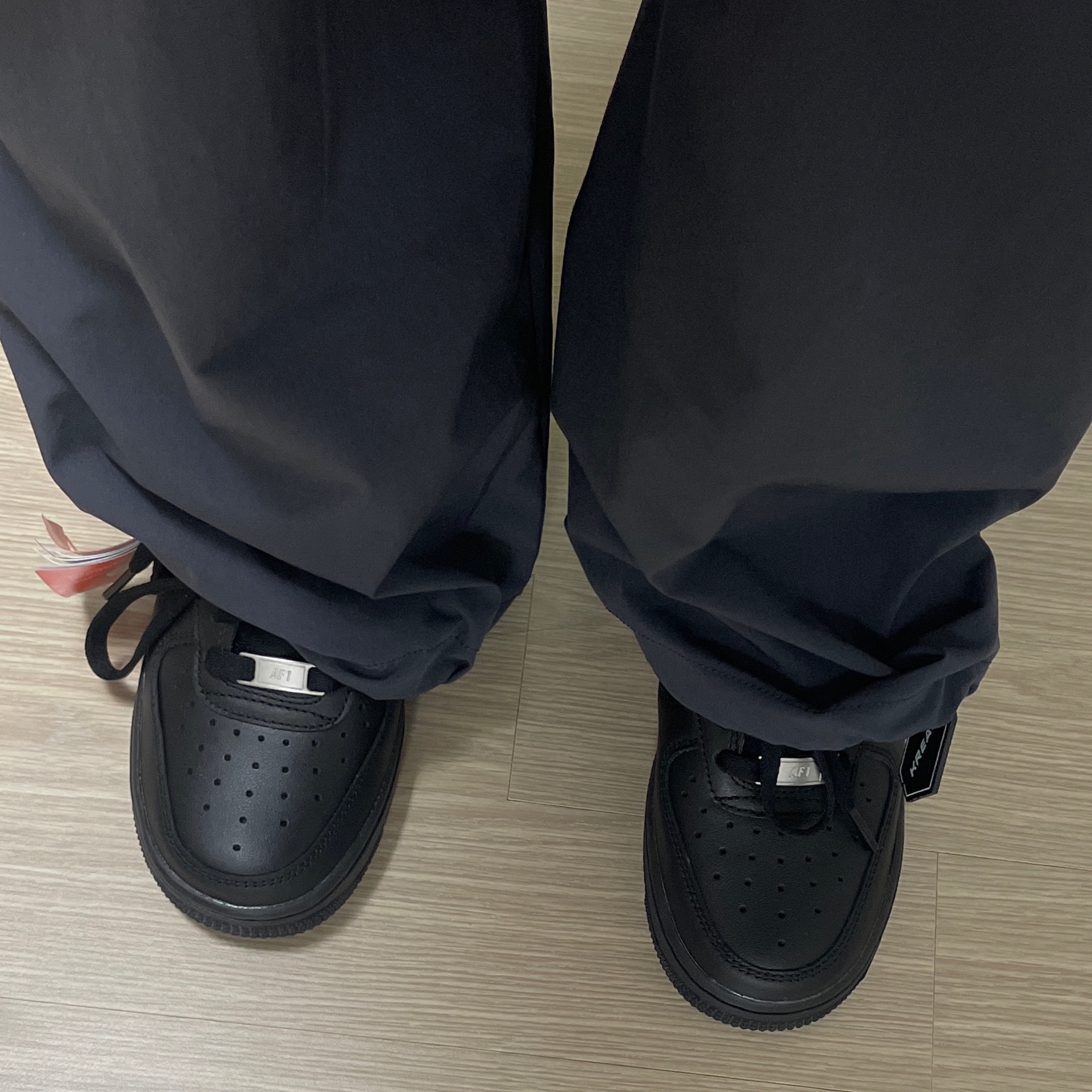 (W) Nike Air Force 1 '07 Low Triple Black, Nike Air Force 1 '07 Low Triple Black 착용 스타일 - 2