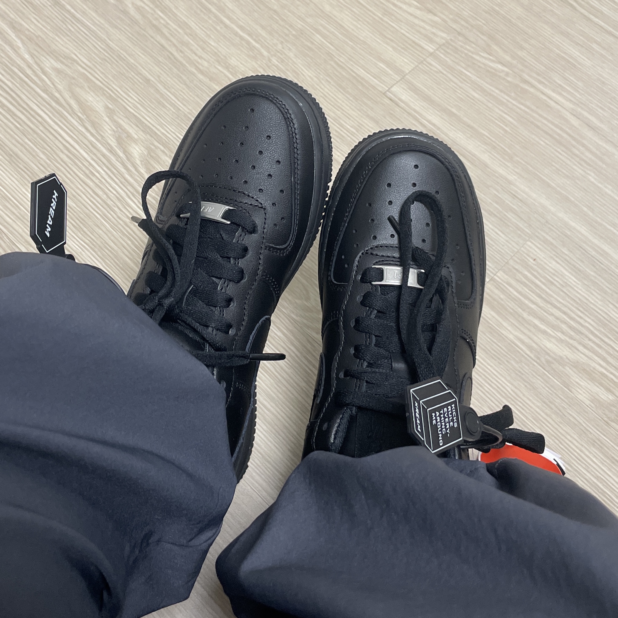 (W) Nike Air Force 1 '07 Low Triple Black, Nike Air Force 1 '07 Low Triple Black 착용 스타일 - 1