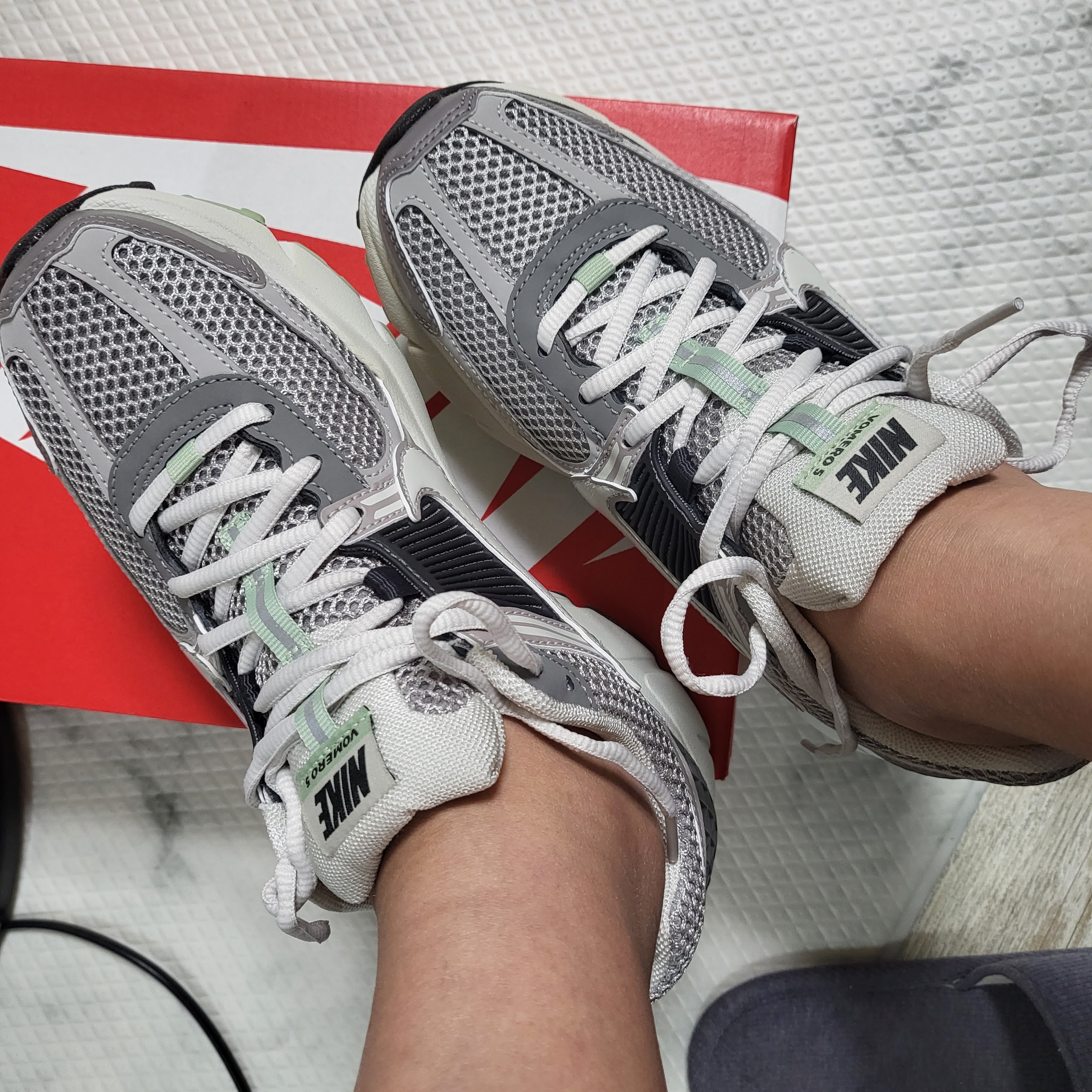 (W) Nike Zoom Vomero 5 Cobblestone and Flat Pewter 착용 스타일