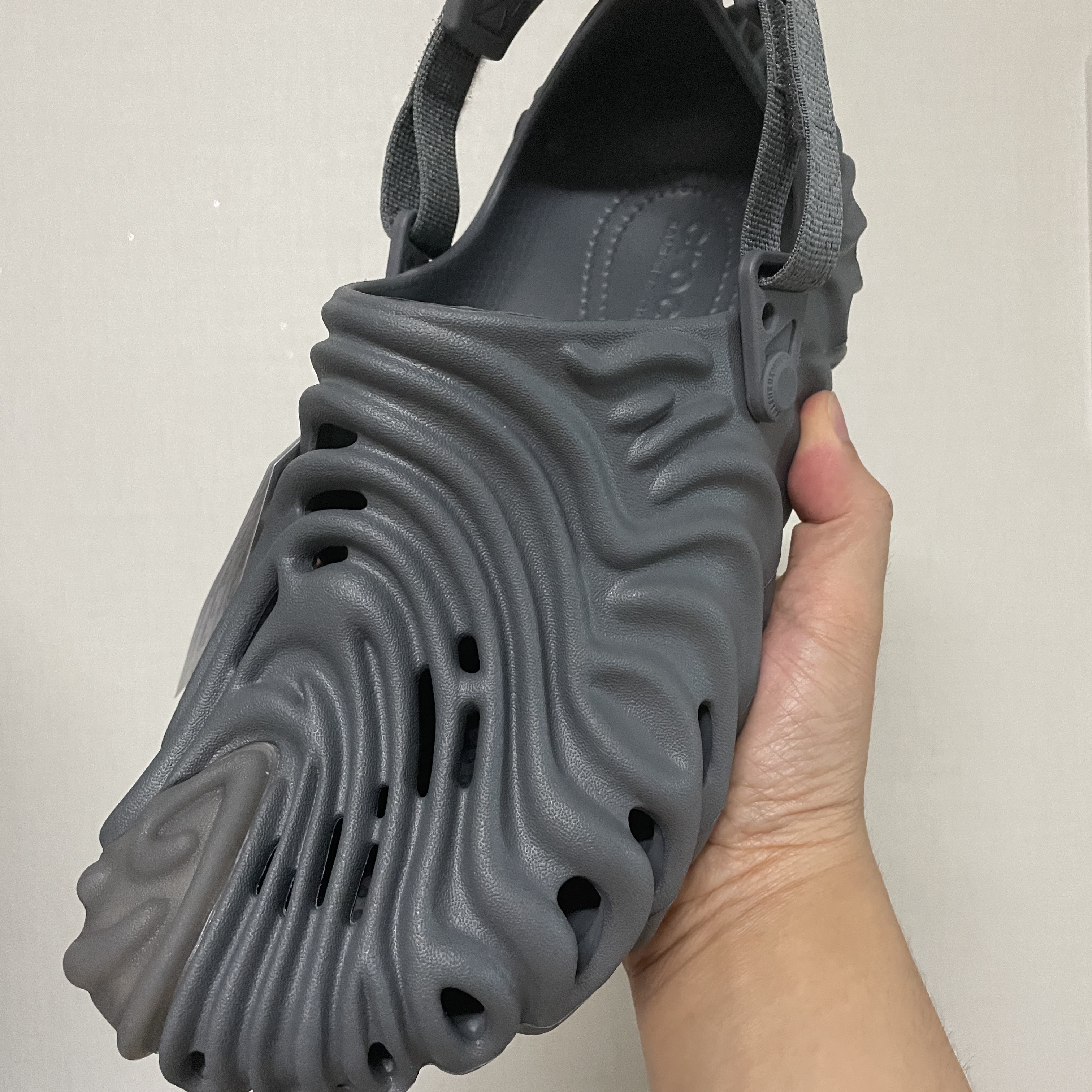 Crocs x Salehe Bembury Pollex Clog Niagara 착용 스타일 - 2