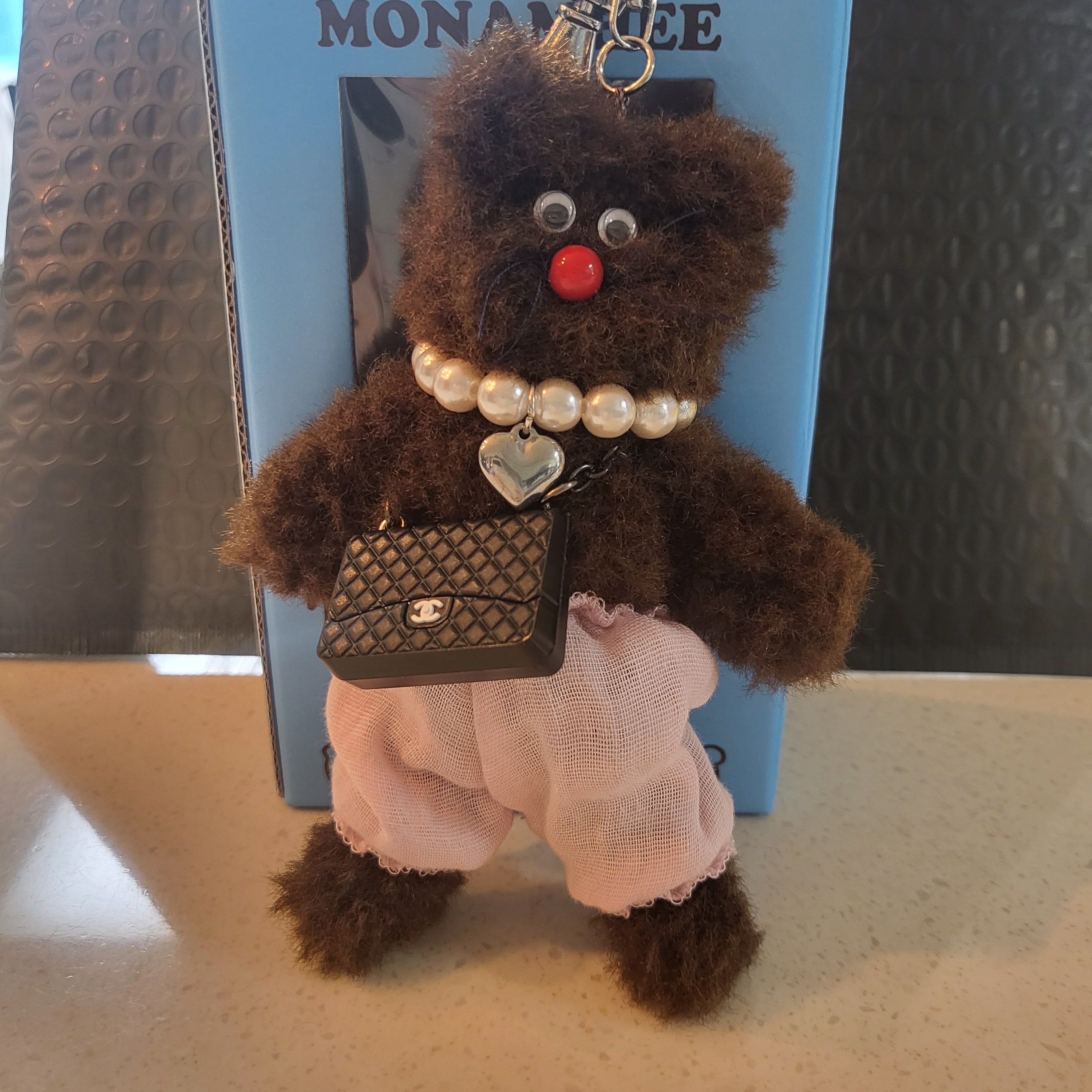 Monamhee Bred Keyring with Pink Pants Brown 착용 스타일 - 3