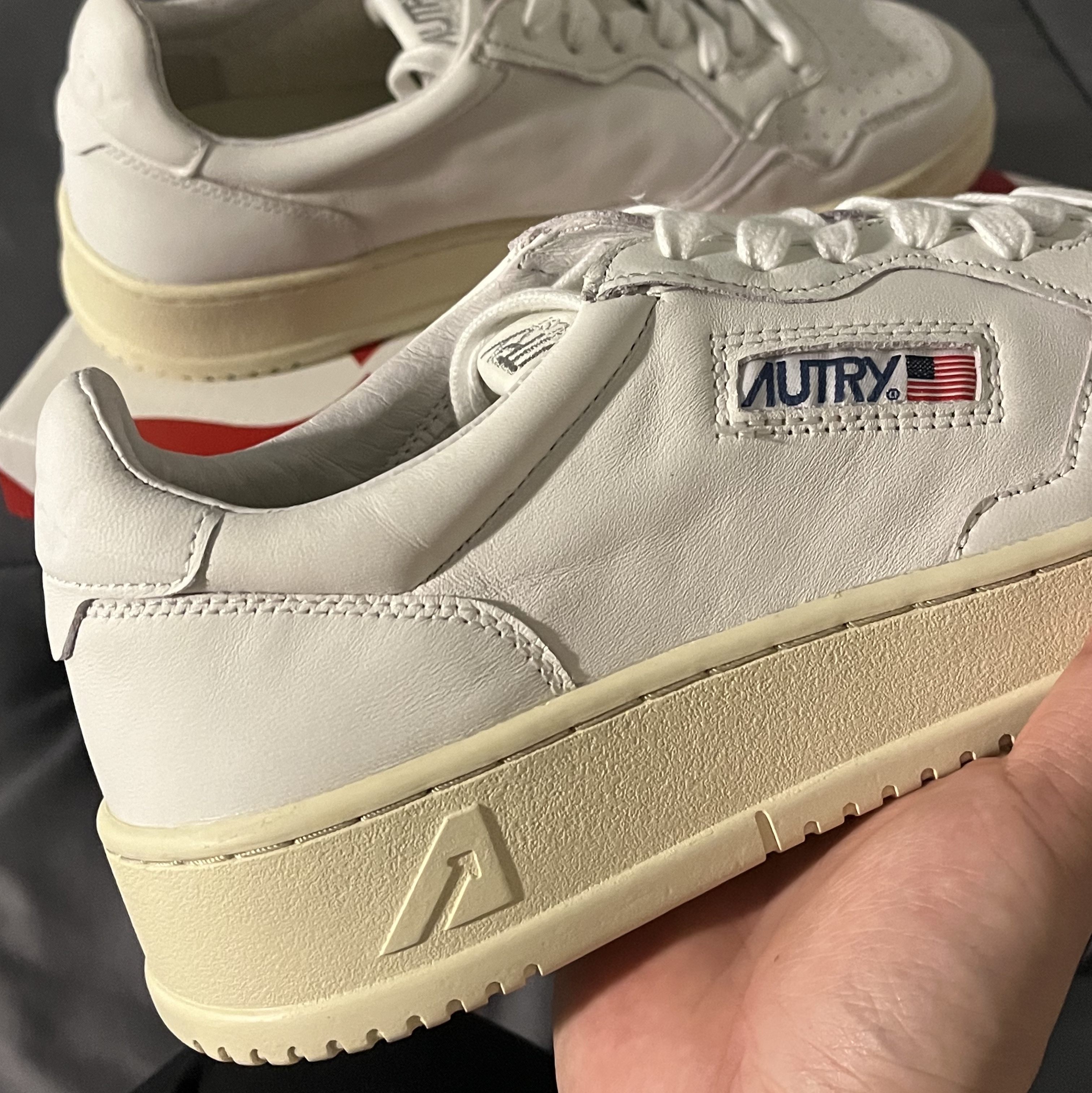 Autry Medalist Low Goatskin Sneakers White 착용 스타일 - 2