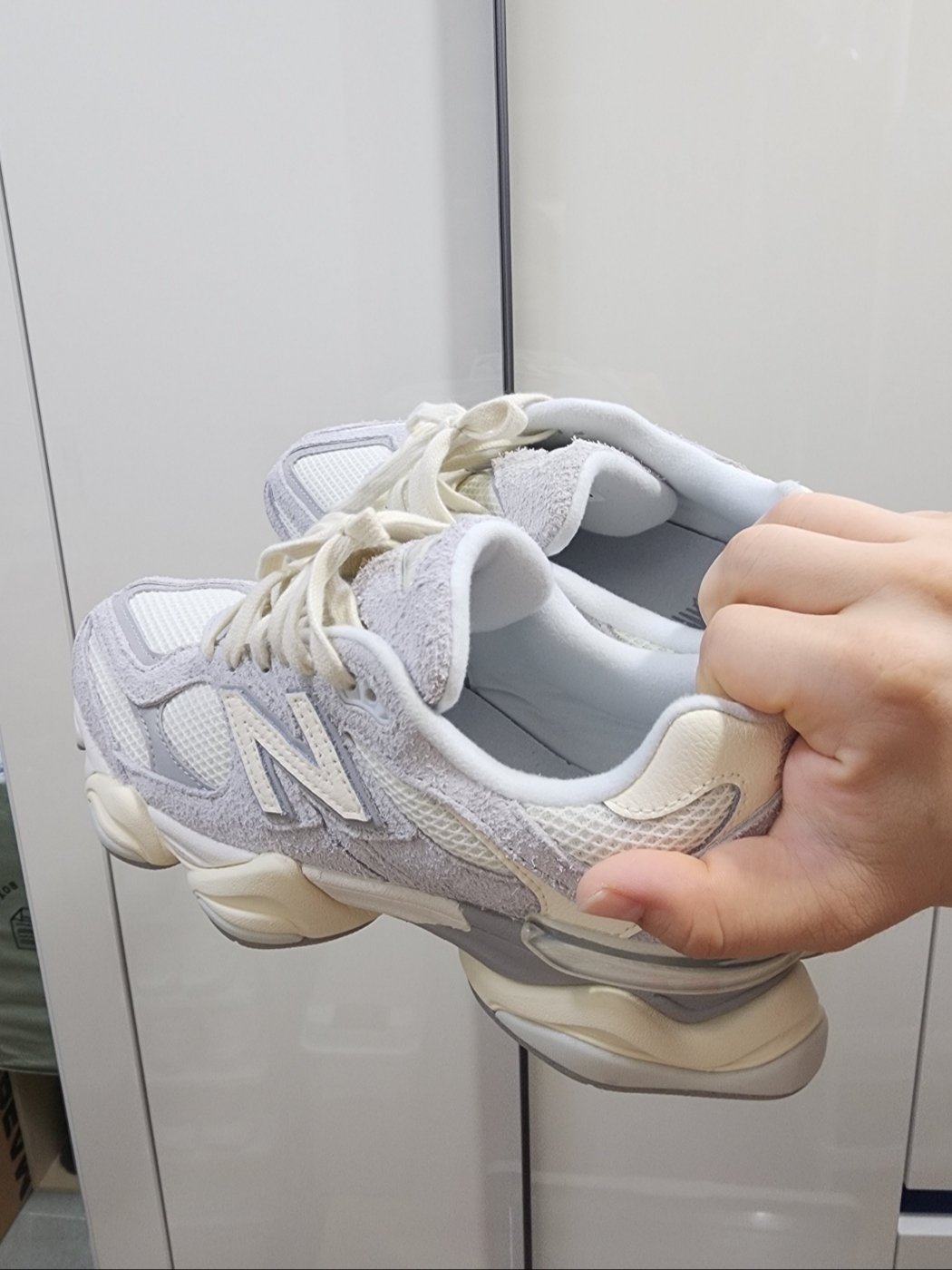 New Balance 9060 Quartz Grey 착용 스타일
