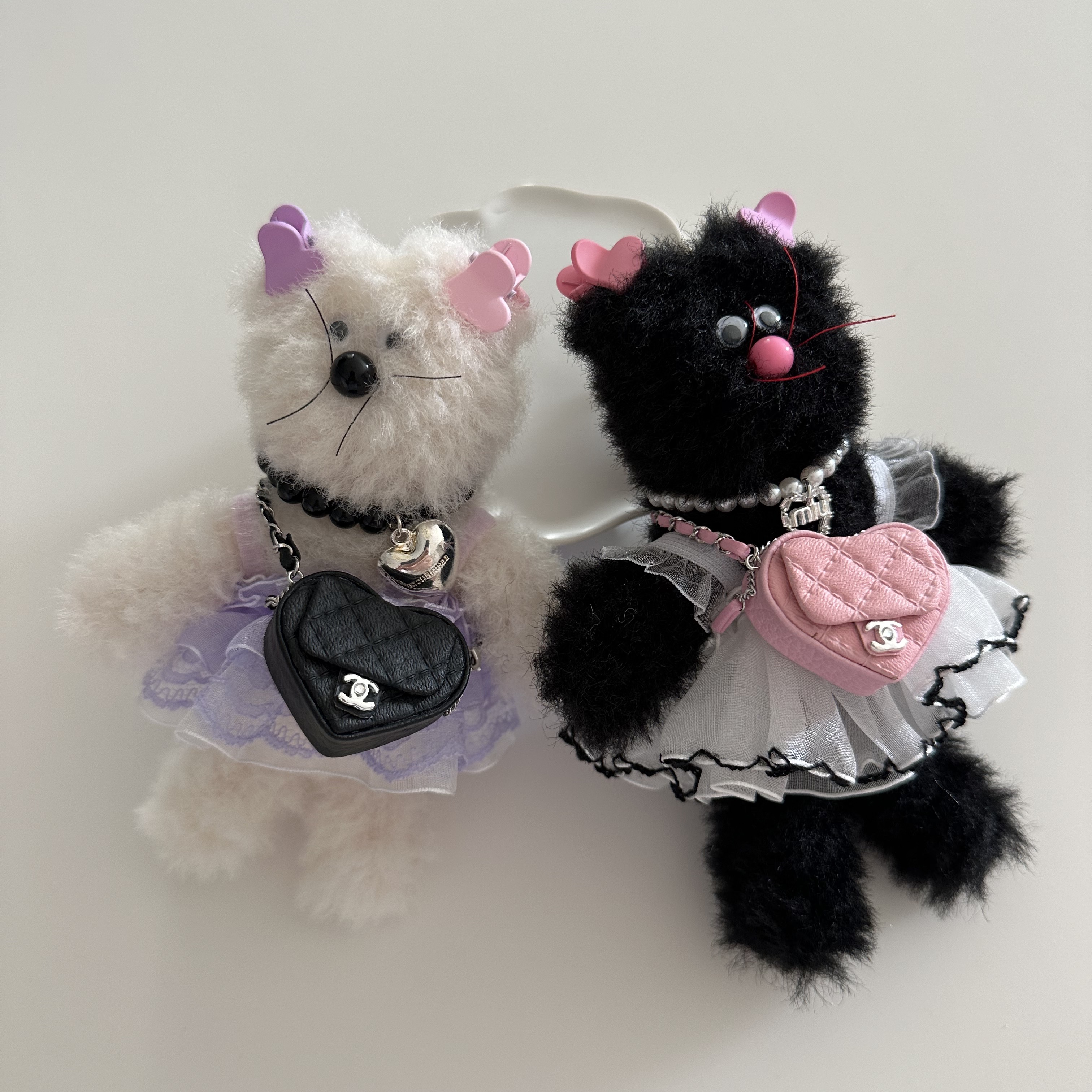 Monamhee Beulpingi Keyring with White Pants Black, Monamhee Bred Keyring with Pink Pants Brown 착용 스타일 - 2