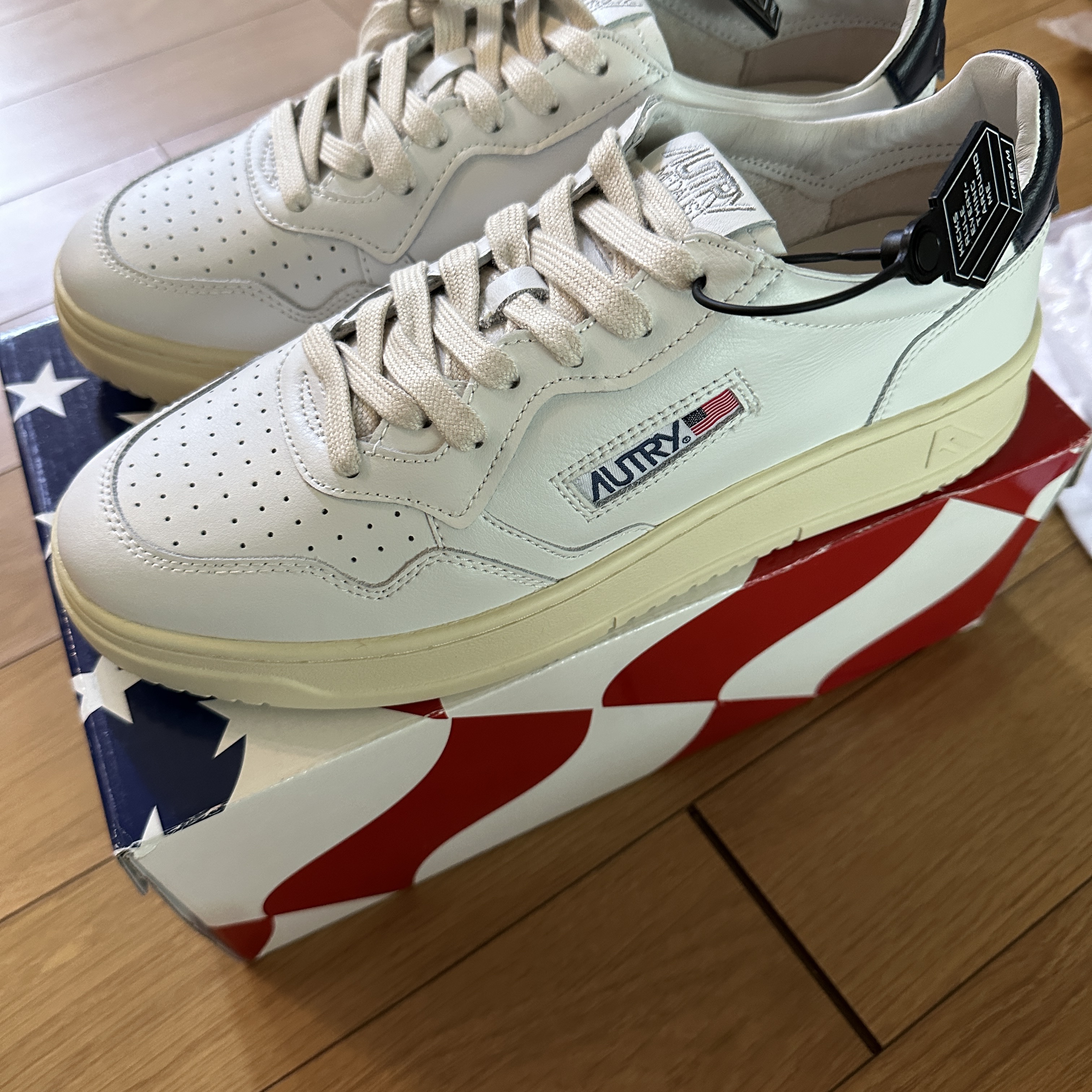 Autry Medalist Low Leather Sneakers White Blue 착용 스타일 - 1