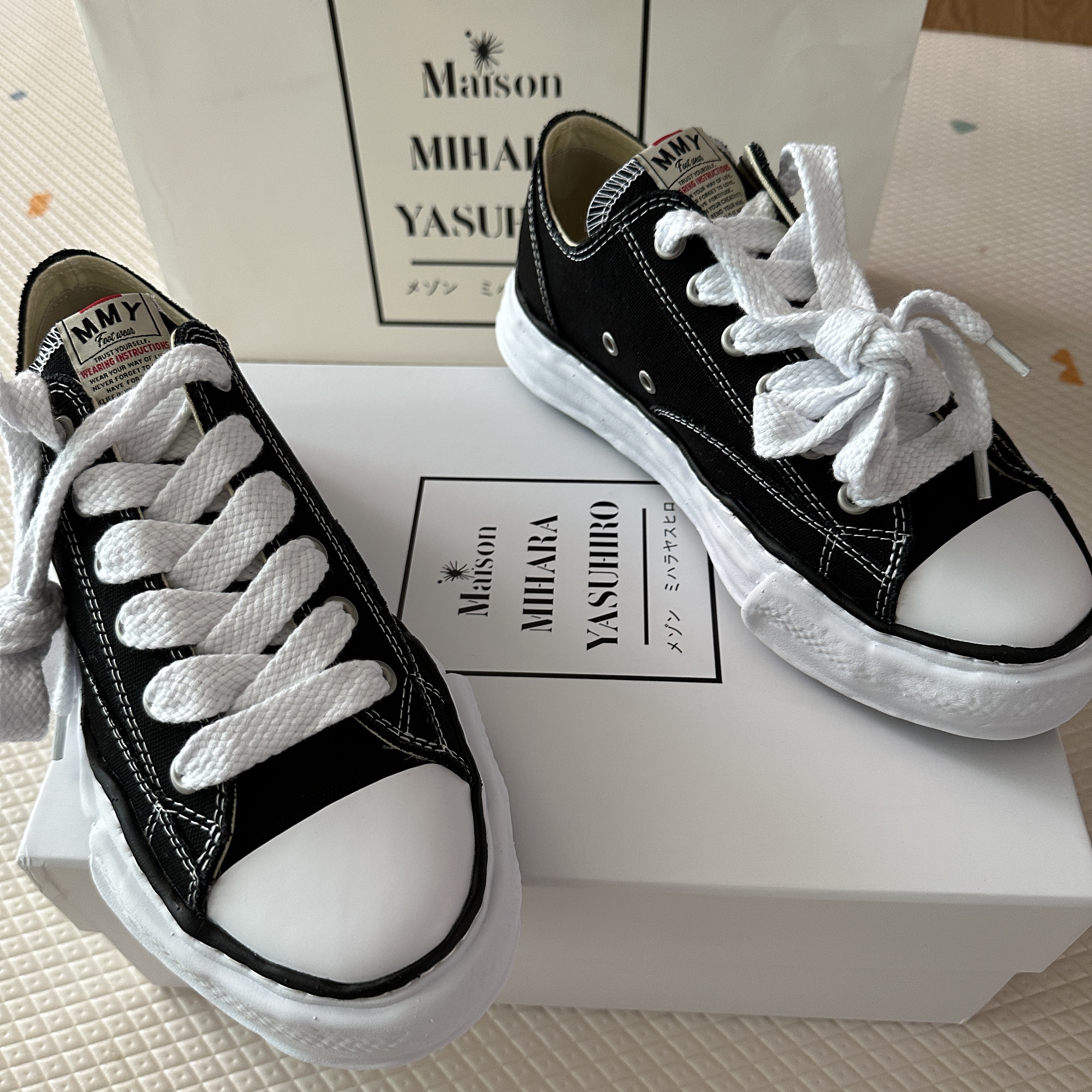 Maison Mihara Yasuhiro Peterson OG Sole Canvas Low Sneakers Black 착용 스타일 - 2