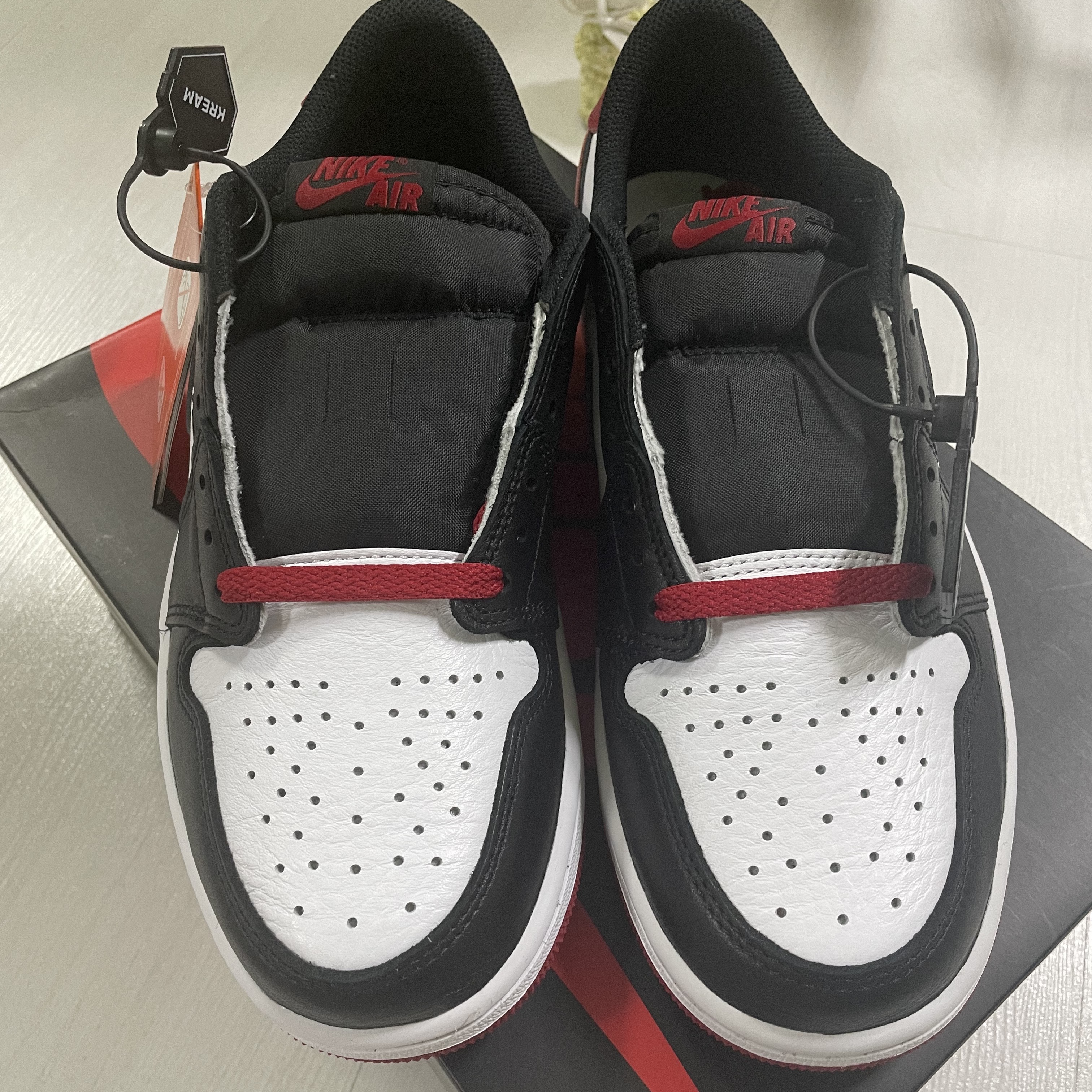 Jordan 1 Retro Low OG Black Toe 착용 스타일 - 2