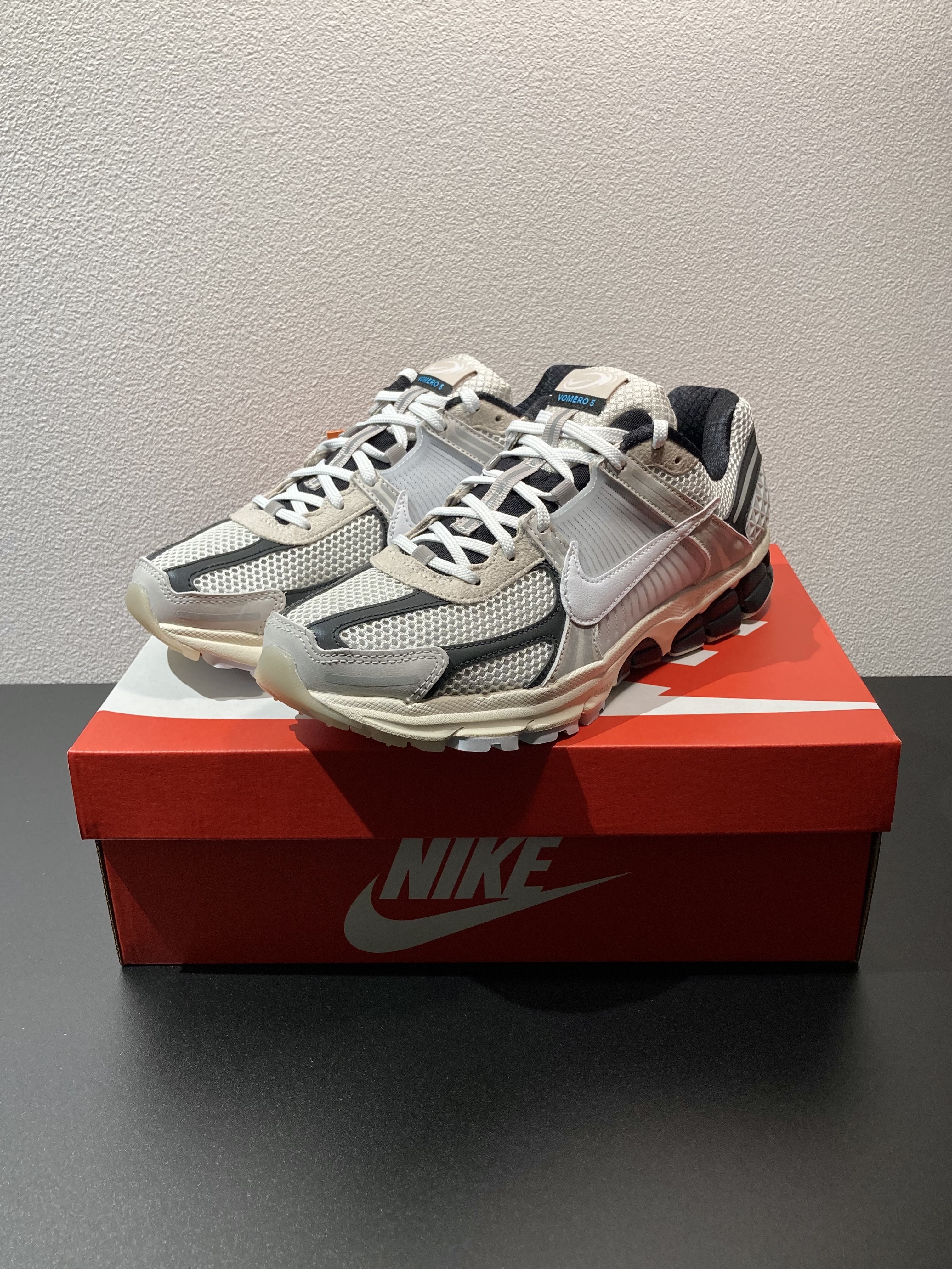 Nike Zoom Vomero 5 Light Bone and Black 착용 스타일 - 1