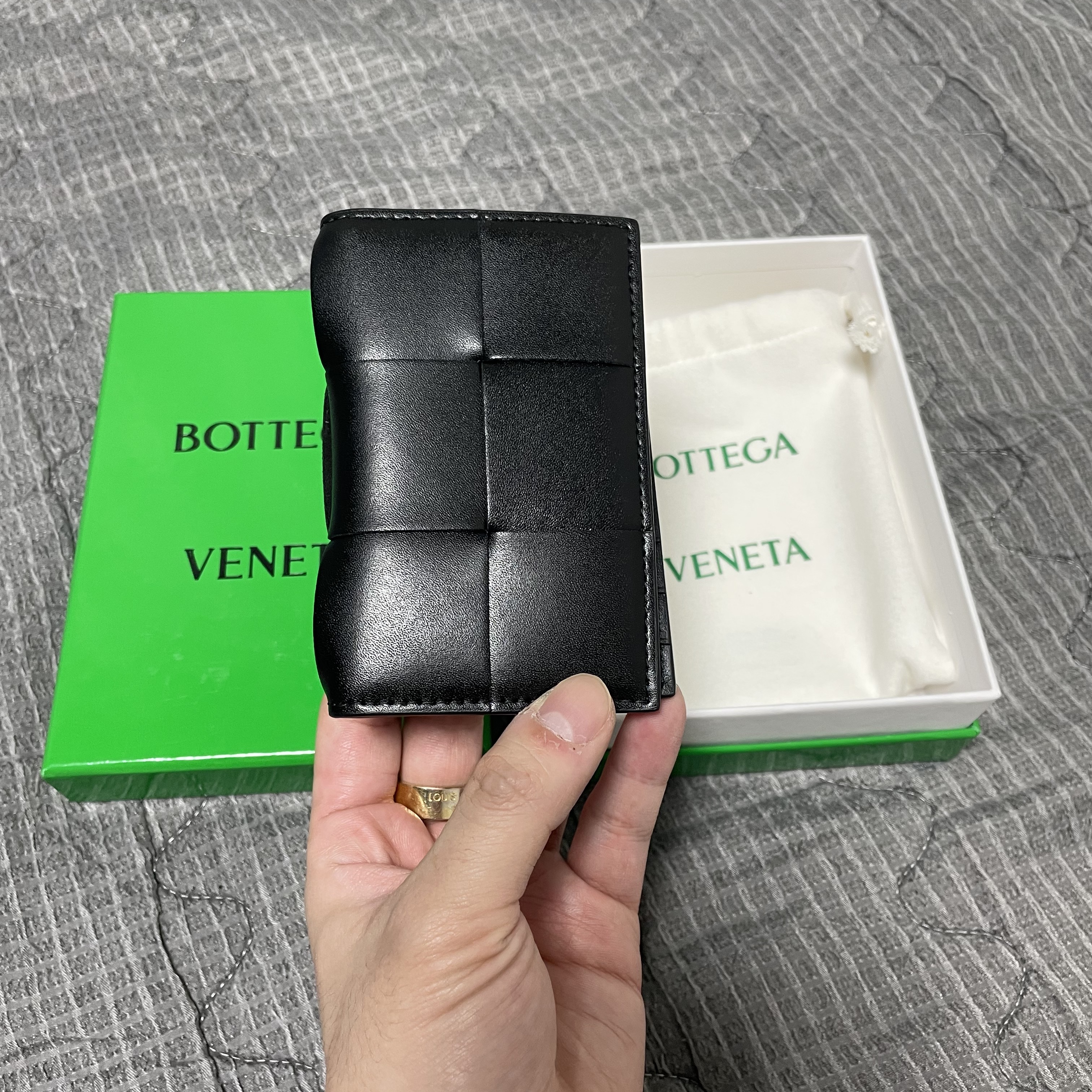 Bottega Veneta Flap Card Case Black 착용 스타일