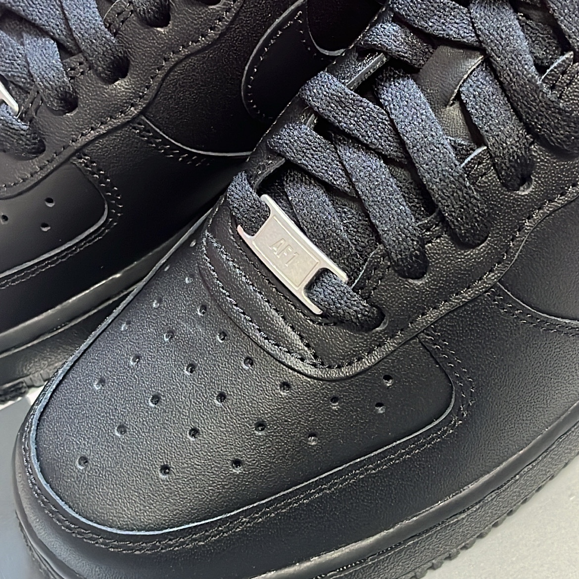 (W) Nike Air Force 1 '07 Low Triple Black 착용 스타일 - 1