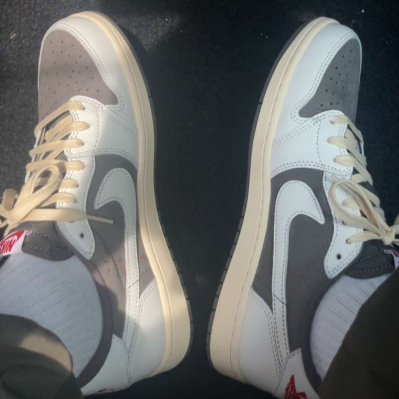 Jordan 1 x Travis Scott Retro Low OG SP Sail and Ridgerock 착용 스타일
