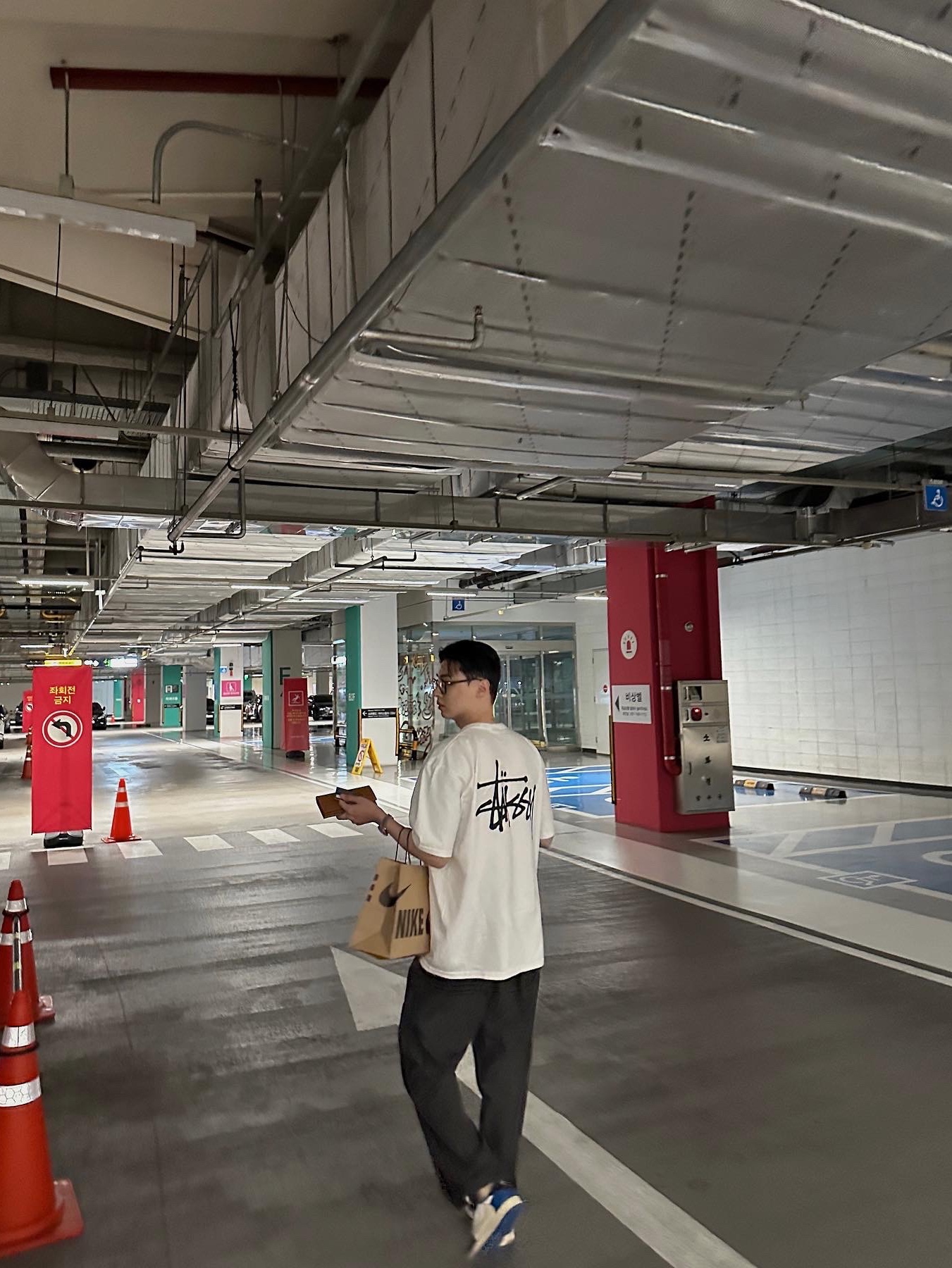 Stussy Basic Stussy T-Shirt White 2023, Jordan 1 x Travis Scott x Fragment Retro Low OG SP Military Blue 착용 스타일 - 2