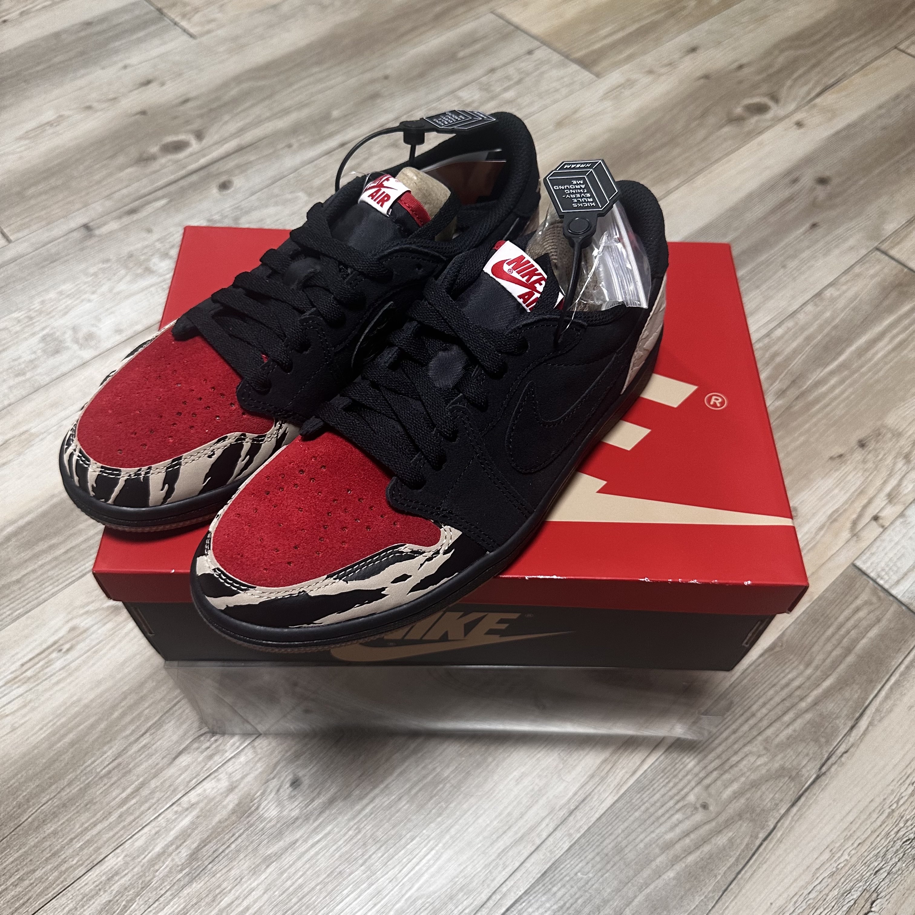 Jordan 1 x SoleFly Retro Low OG SP Black and Sport Red 착용 스타일 - 2
