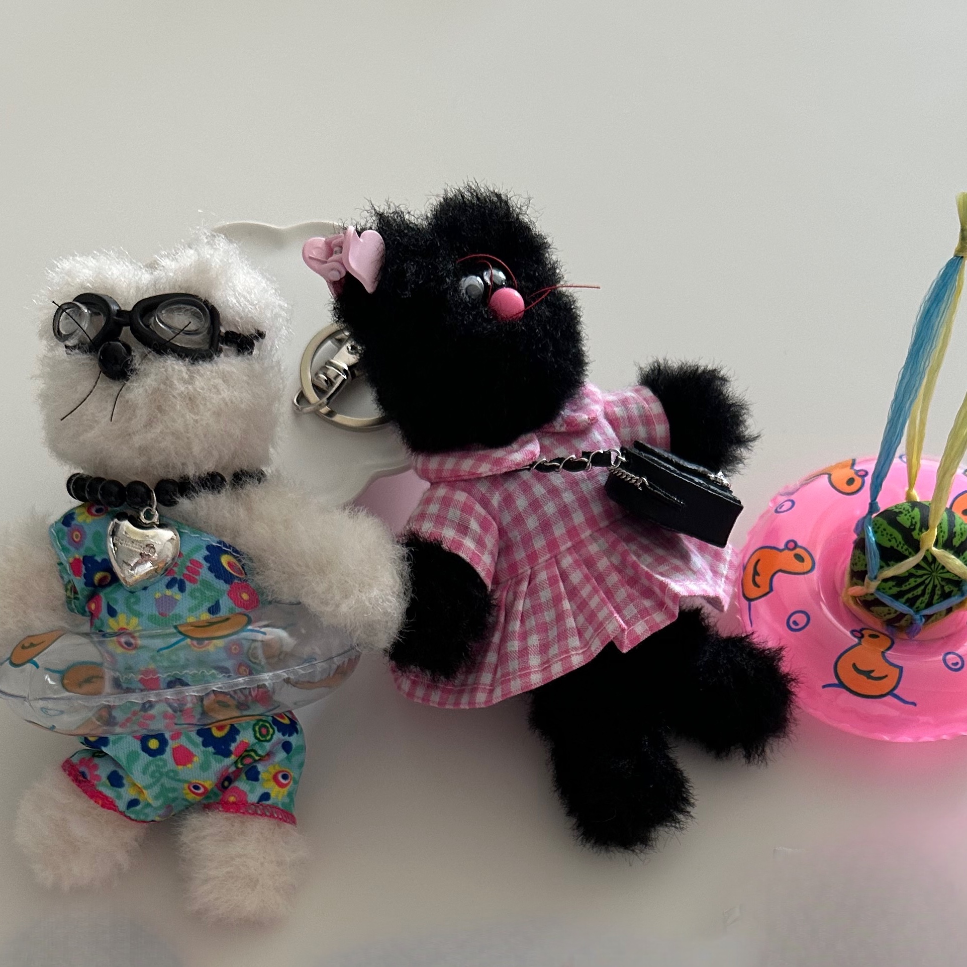 Monamhee Beulpingi Keyring with White Pants Black, Monamhee Bred Keyring with Pink Pants Brown 착용 스타일 - 3