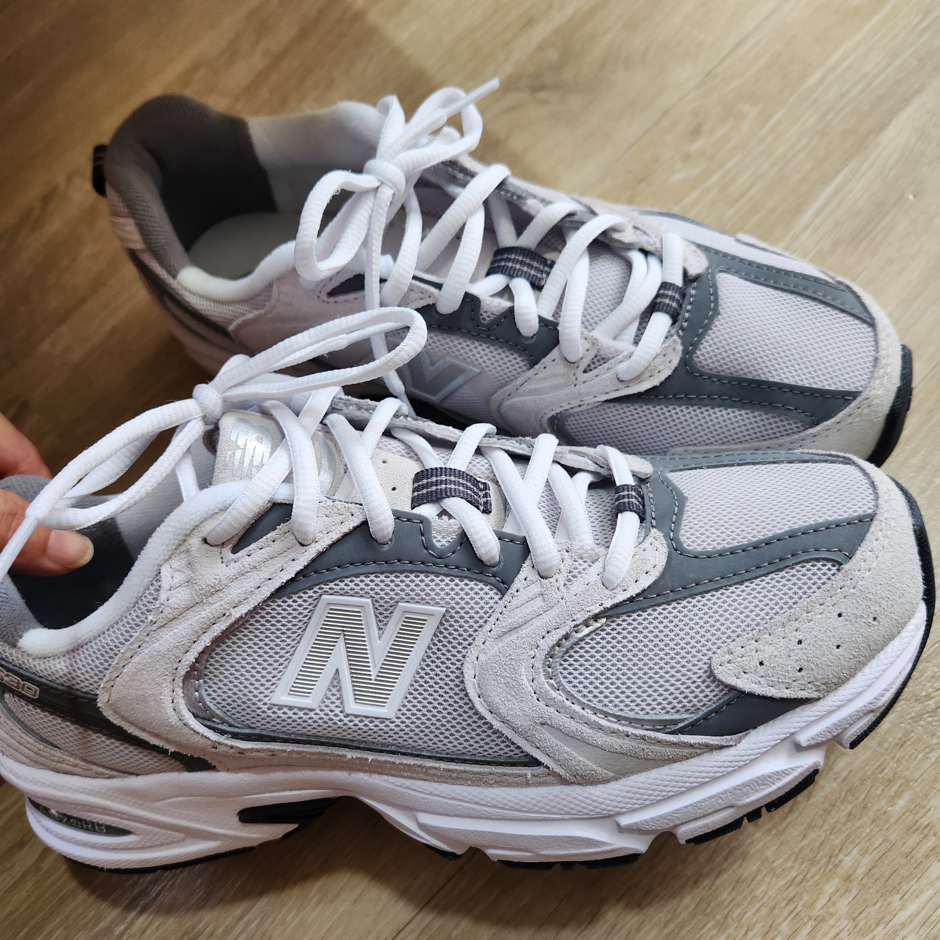 New Balance 530 Classic Grey 착용 스타일 - 2