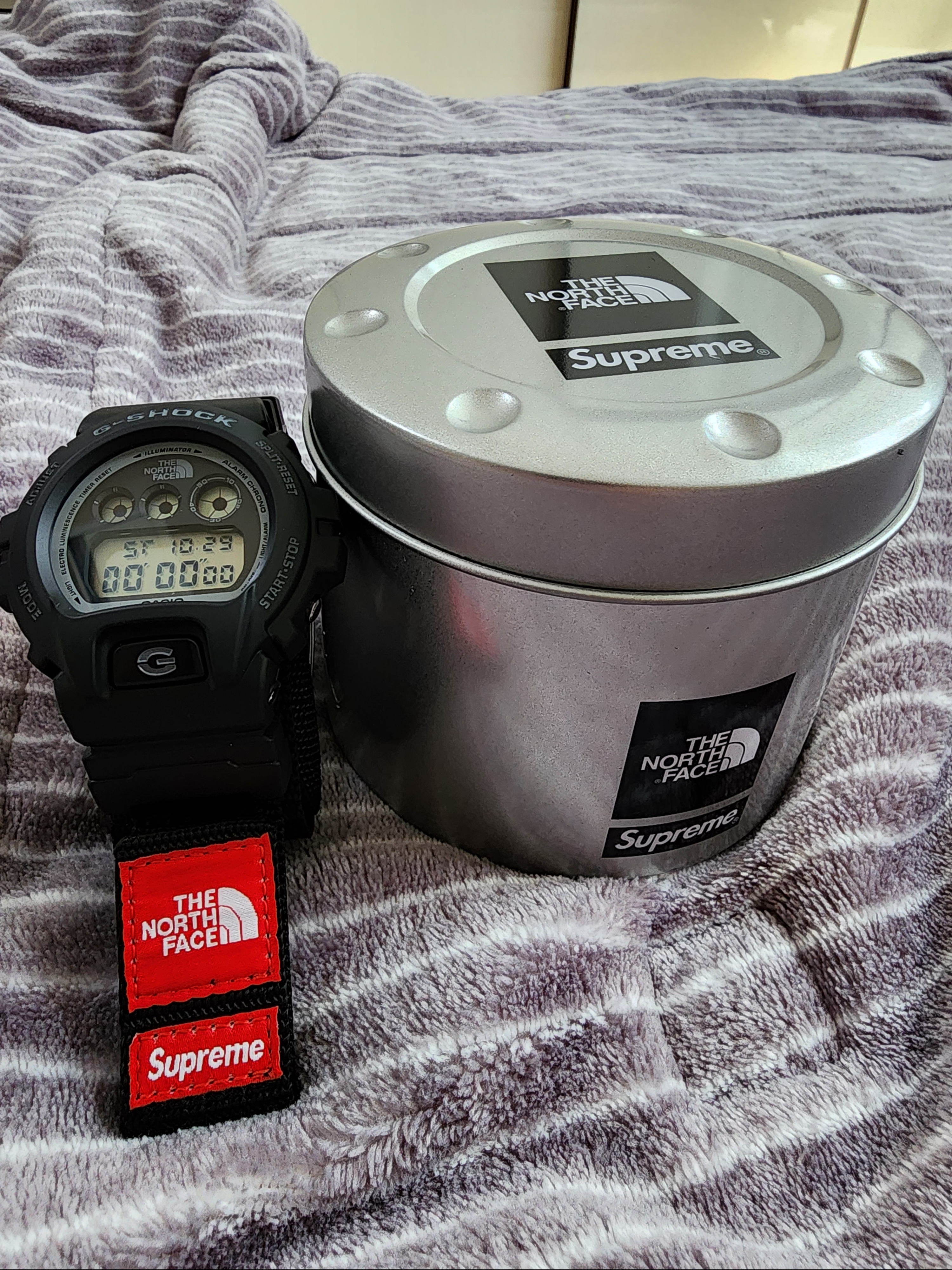 Casio G-Shock x Supreme x The North Face DW-6900 Black 착용 스타일