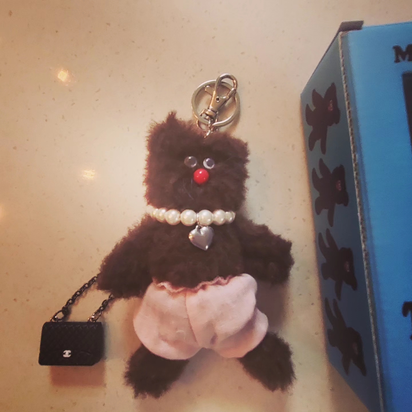 Monamhee Bred Keyring with Pink Pants Brown 착용 스타일 - 4