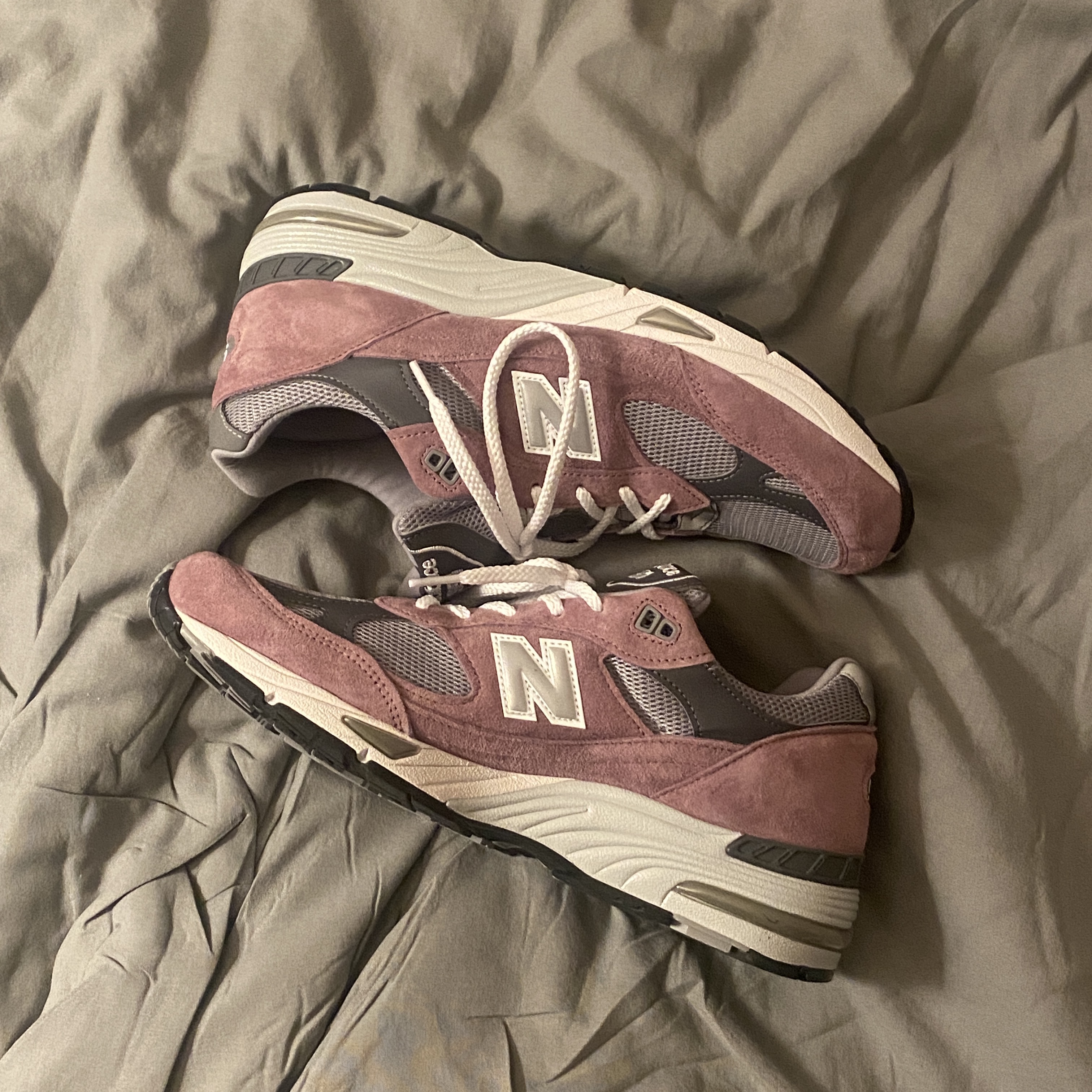 New Balance 991 Made in UK Pink Grey 착용 스타일 - 1