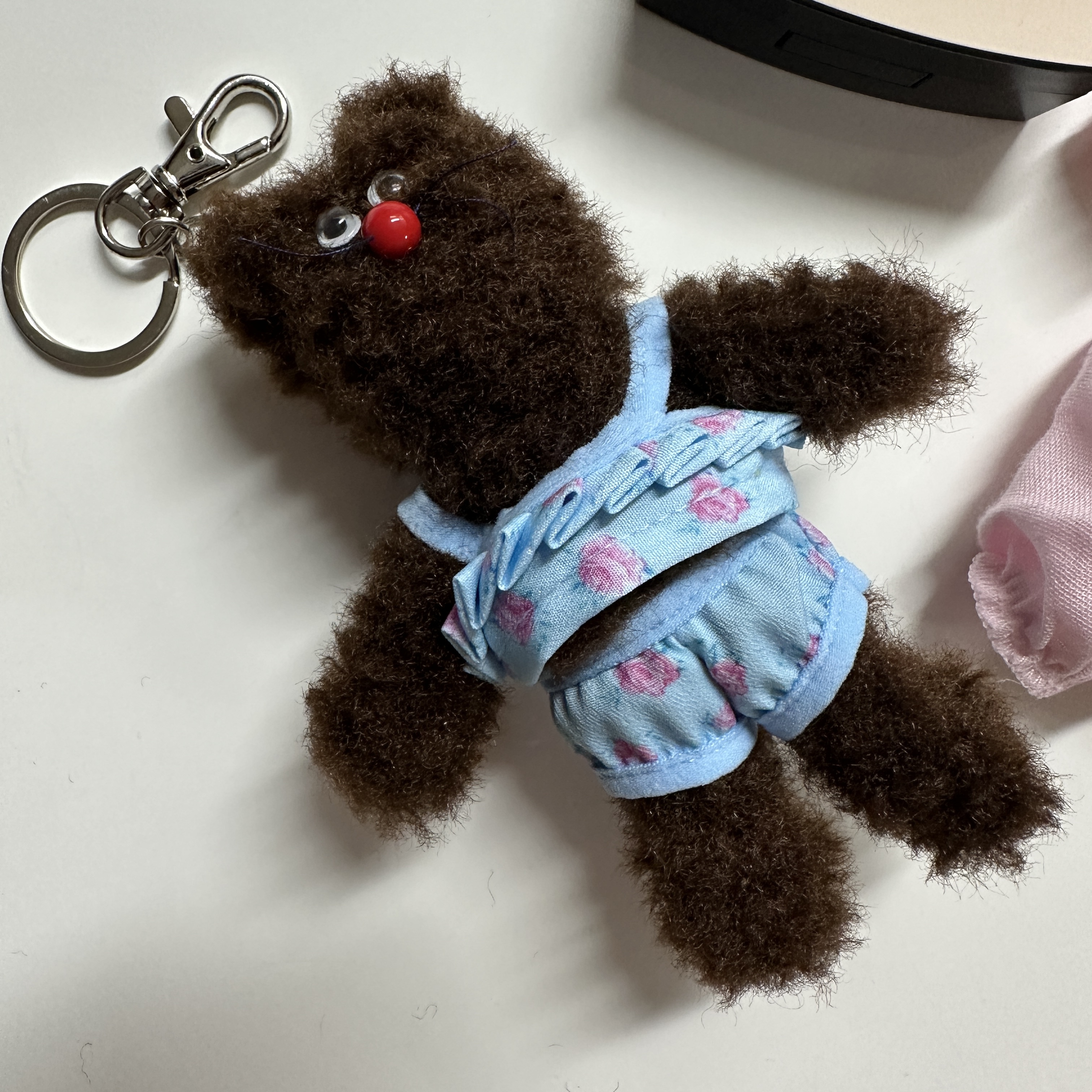 STU x Monamhee Namhee's Bikini, Monamhee Bred Keyring with Pink Pants Brown 착용 스타일