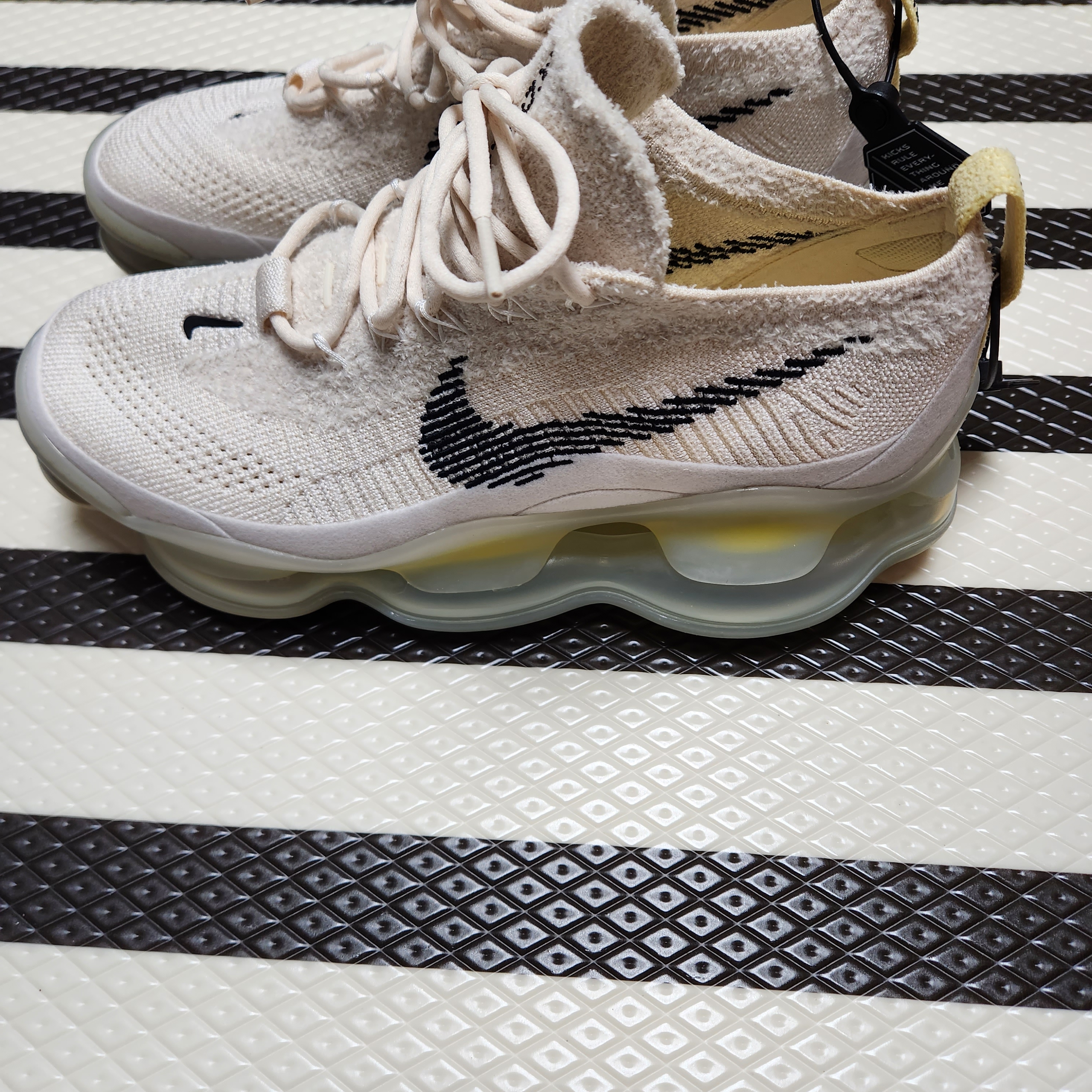 (W) Nike Air Max Scorpion Flyknit Lemon Wash 착용 스타일 - 2