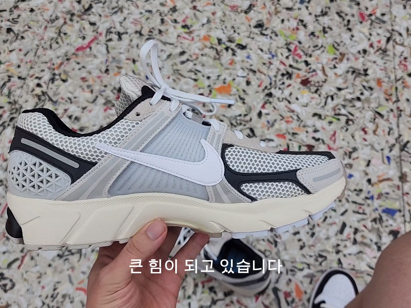 Nike Zoom Vomero 5 Light Bone and Black 착용 스타일 - 2