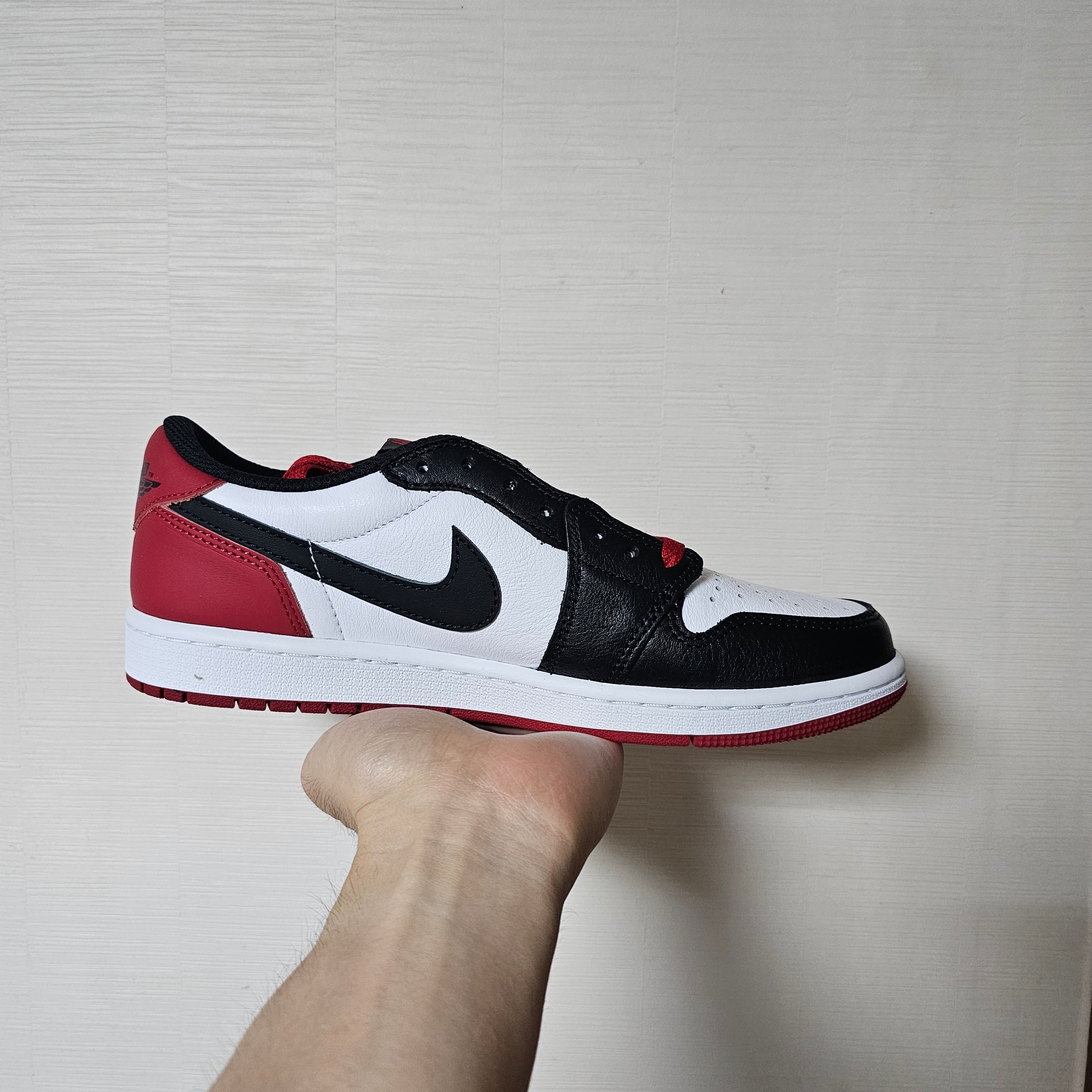 Jordan 1 Retro Low OG Black Toe 착용 스타일 - 4