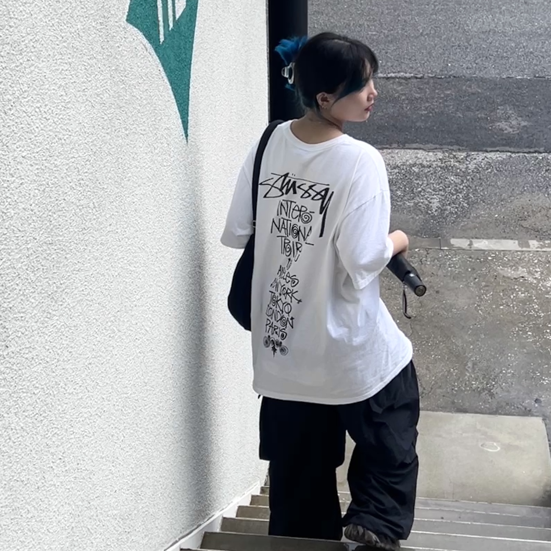 Adidas Yeezy Foam RNNR MX Cinder, Stussy Tribe Stack T-Shirt White 착용 스타일
