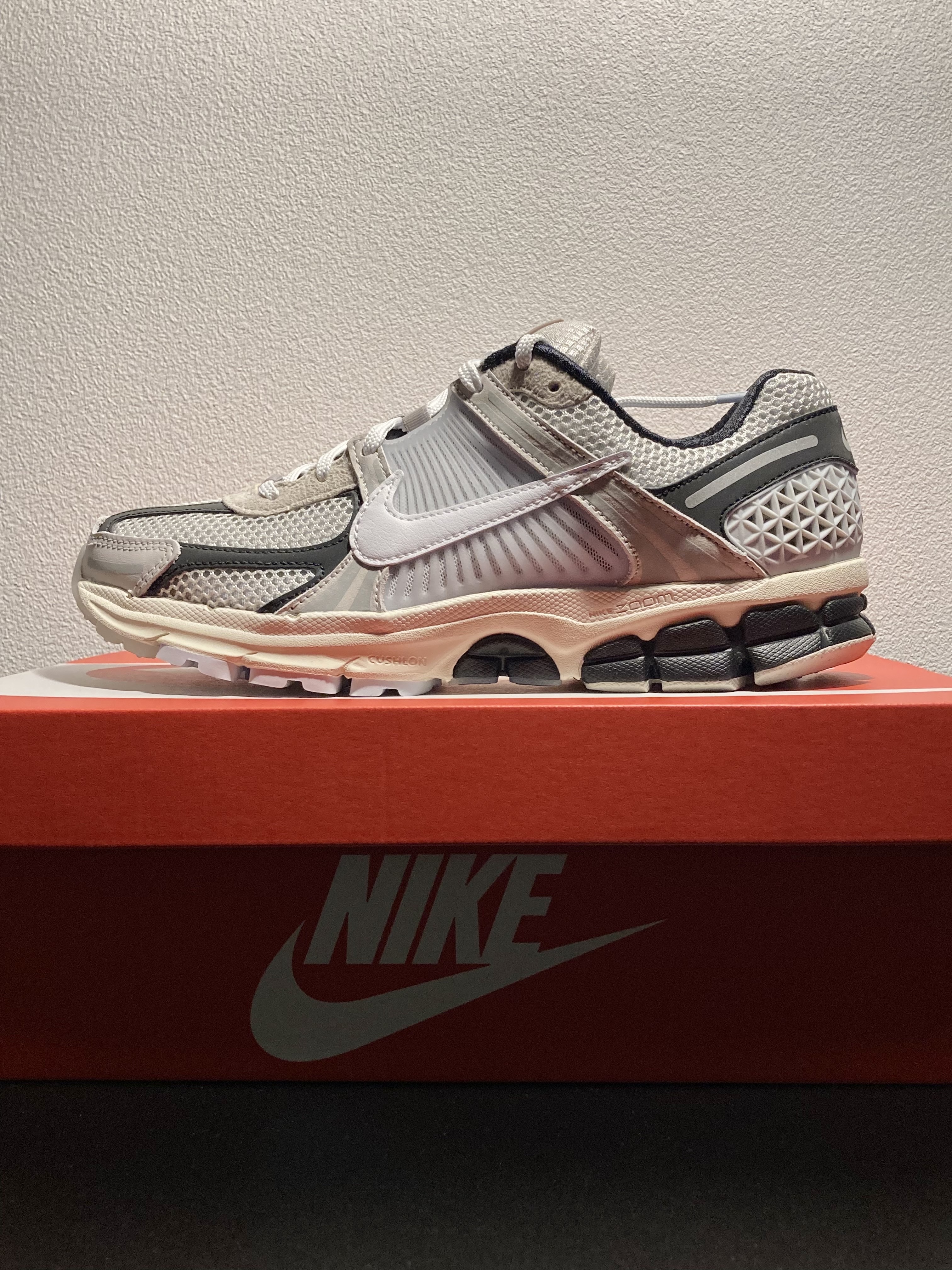 Nike Zoom Vomero 5 Light Bone and Black 착용 스타일 - 3
