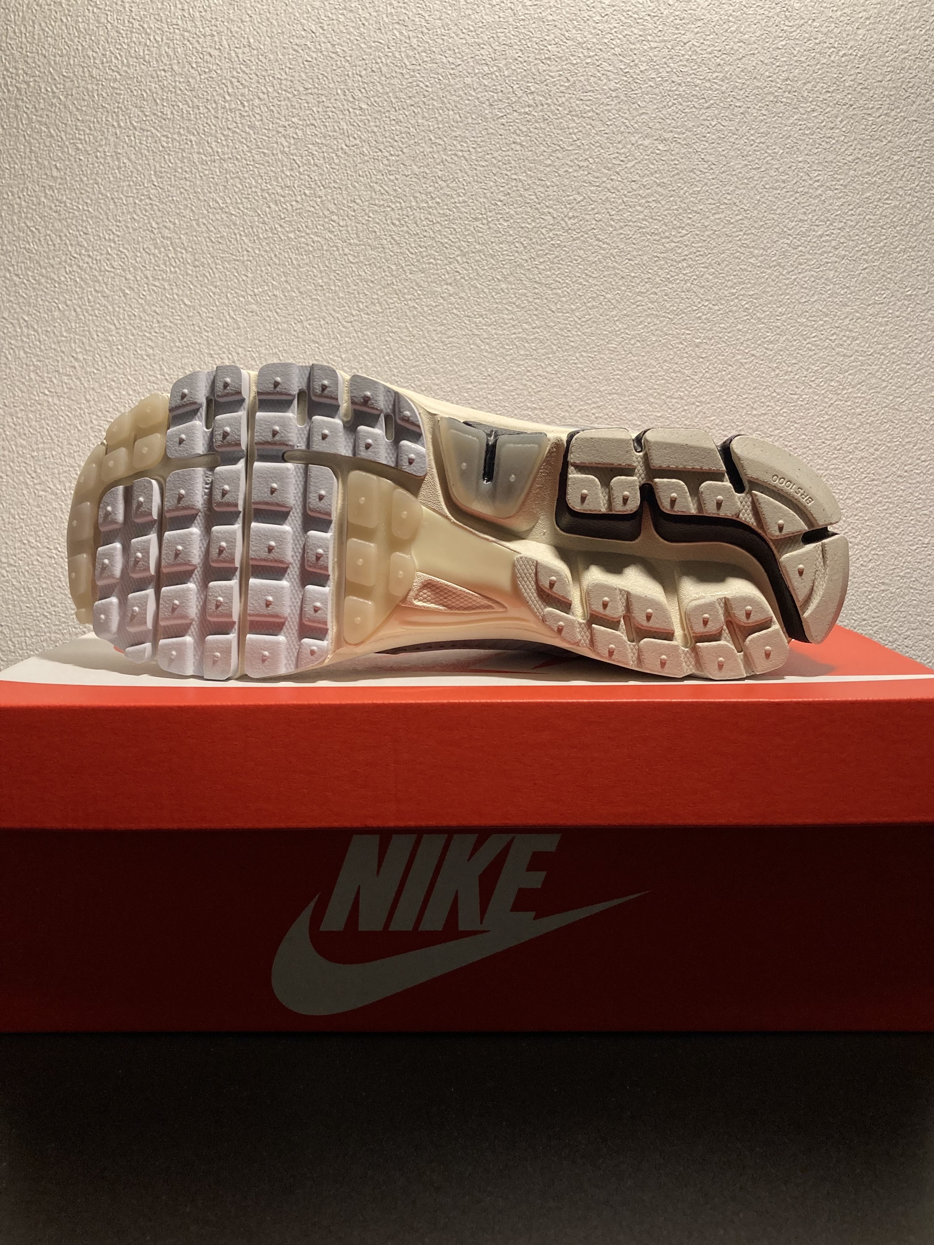 Nike Zoom Vomero 5 Light Bone and Black 착용 스타일 - 5