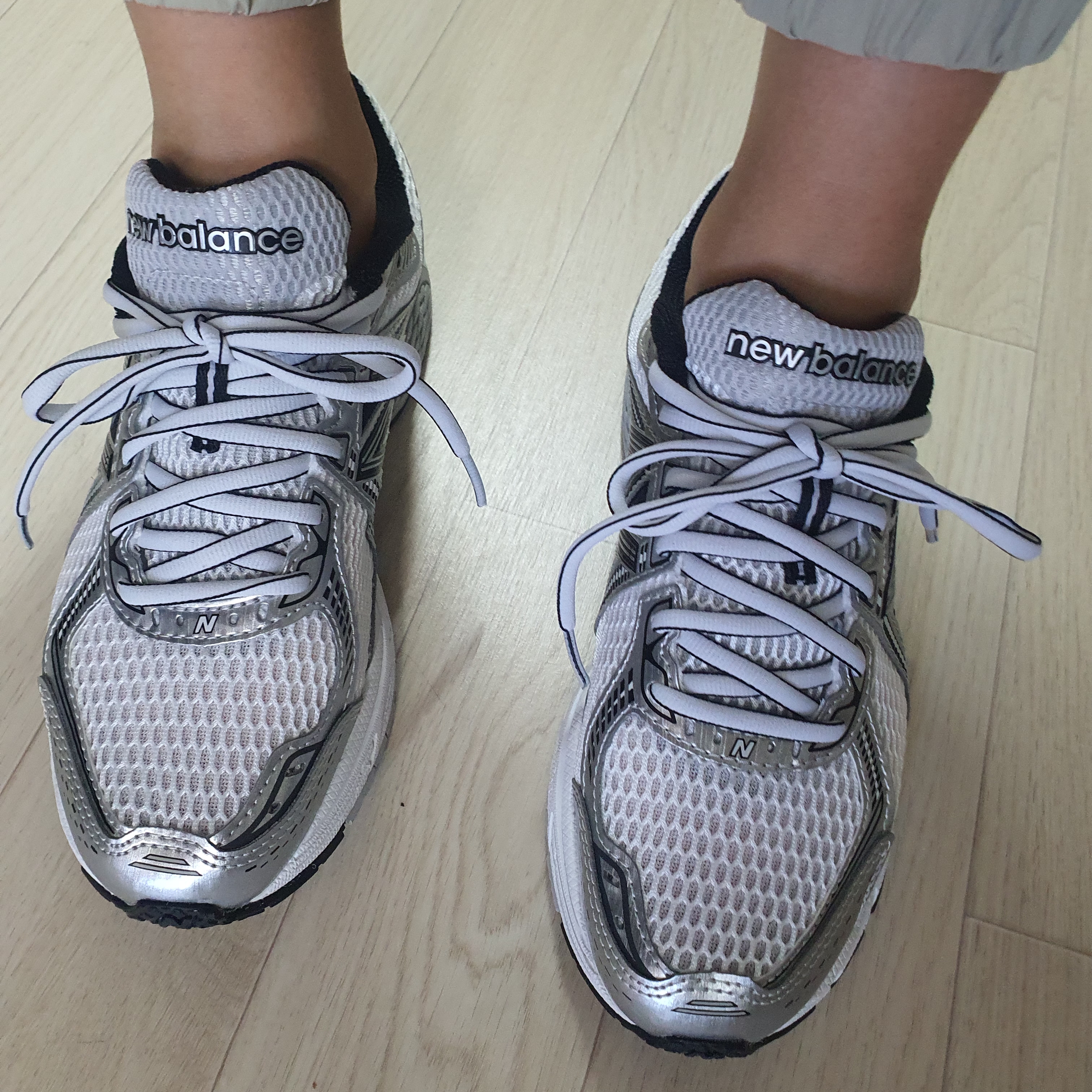 New Balance 860v2 White Black 착용 스타일 - 1