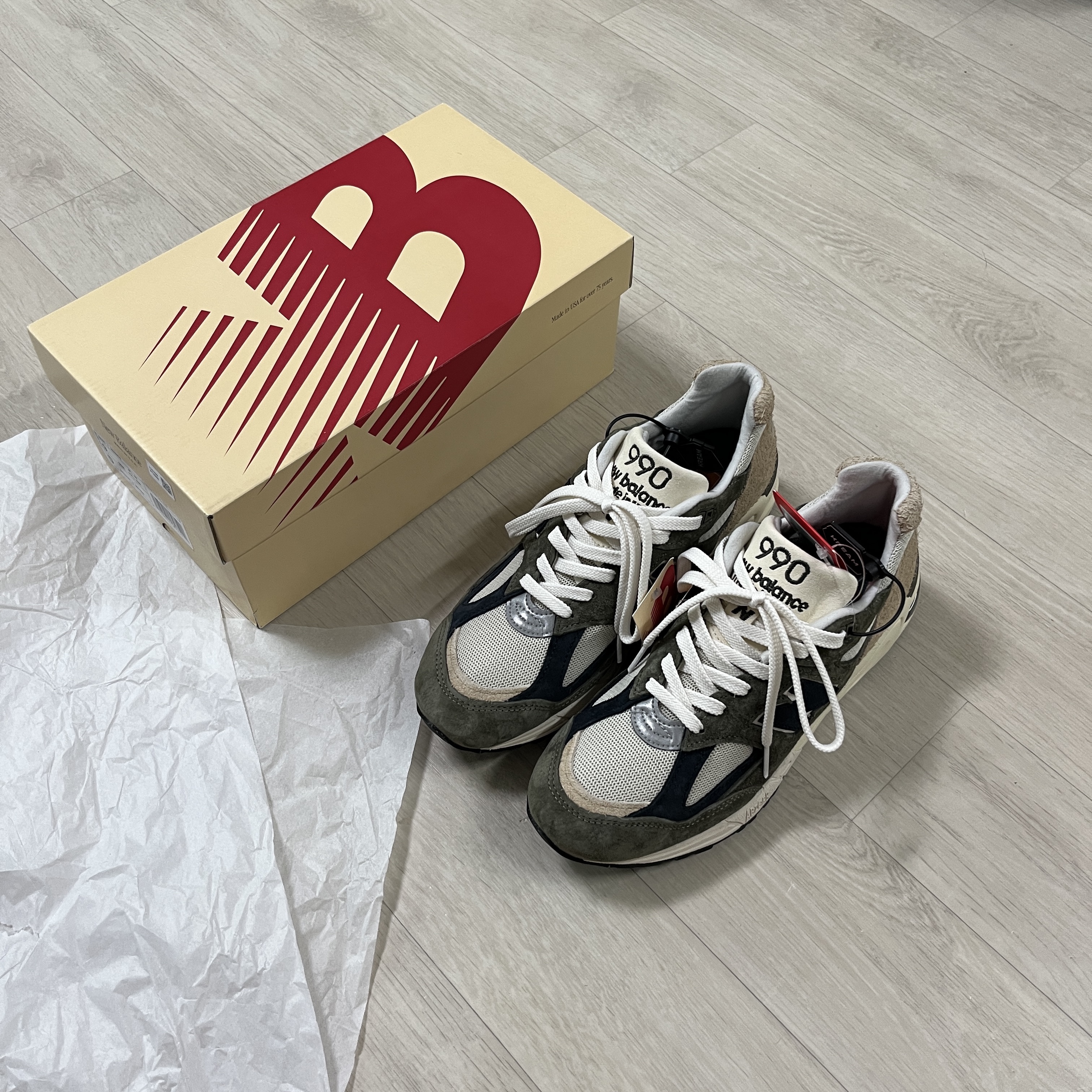 New Balance 990v2 Made in USA Grey Tan 착용 스타일 - 1