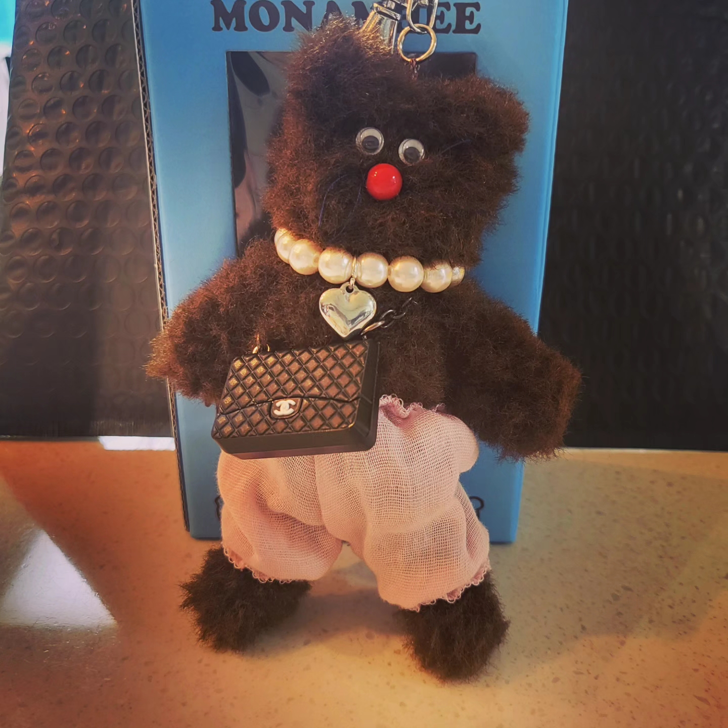 Monamhee Bred Keyring with Pink Pants Brown 착용 스타일 - 3