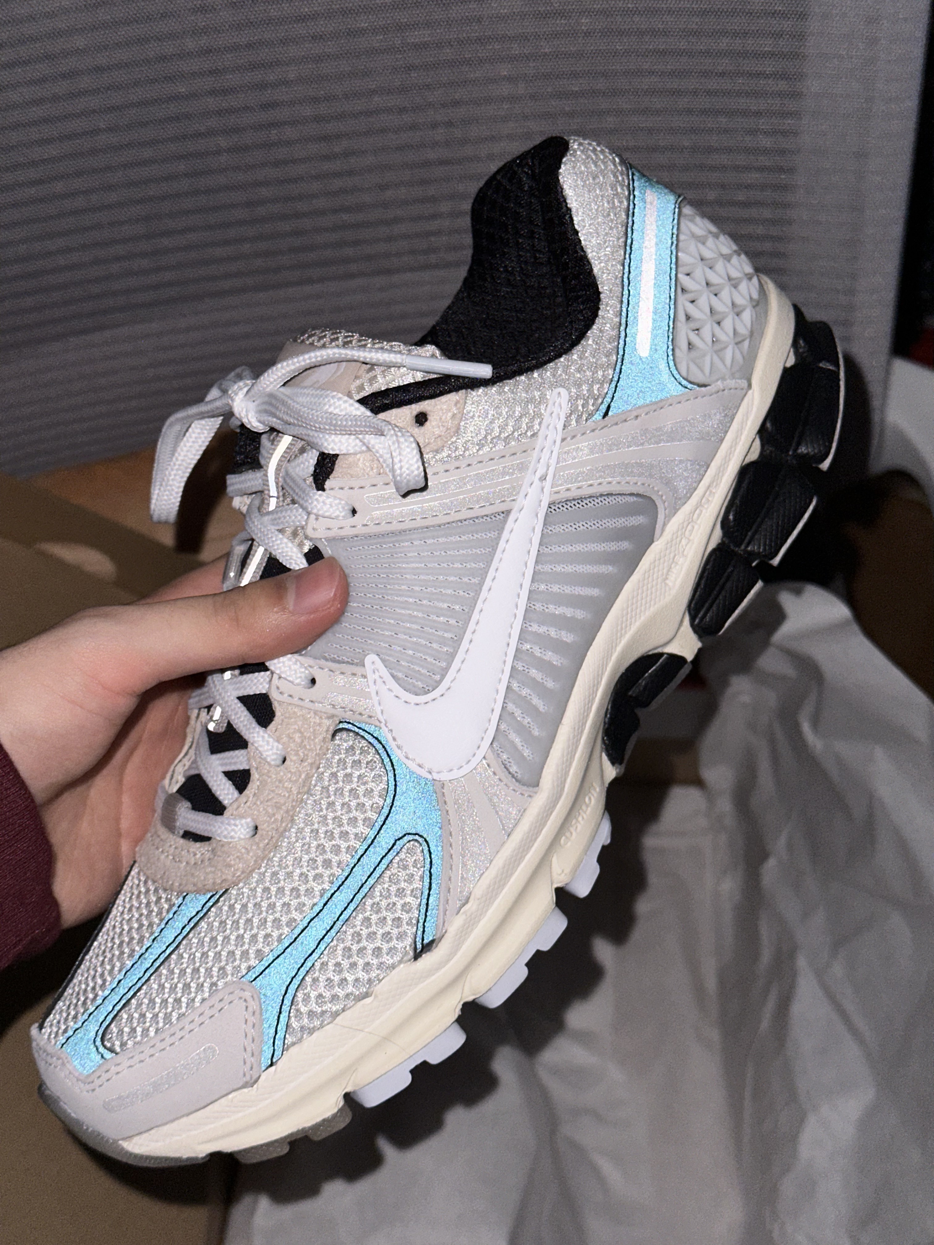 Nike Zoom Vomero 5 Light Bone and Black 착용 스타일