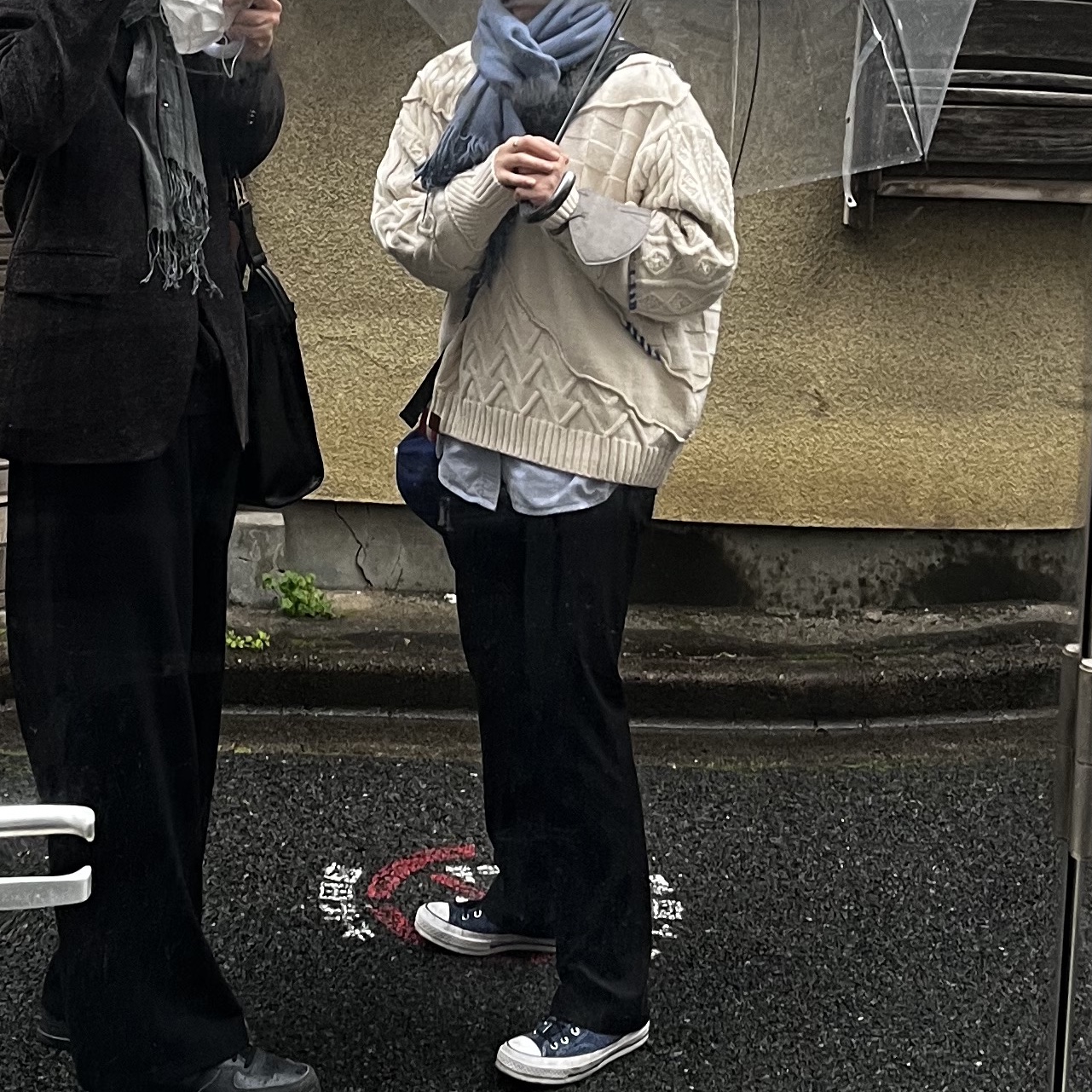 Zara x Ader Error Patchwork Oversize Knit Sweater Cream, Converse x Stussy Chuck 70 High 8 Ball Navy 착용 스타일 - 1