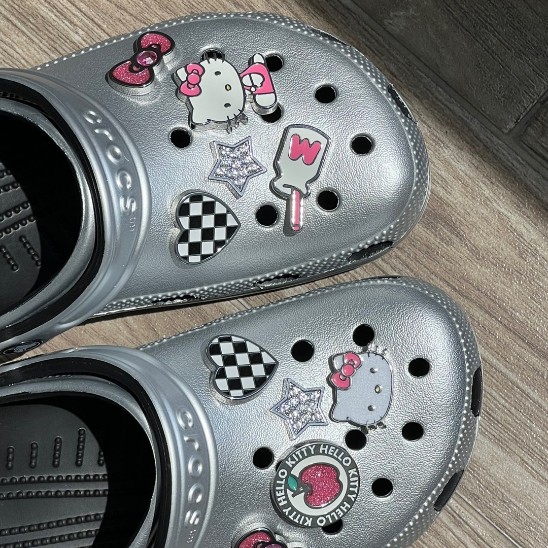 Crocs Classic Metallic Clog Silver 착용 스타일