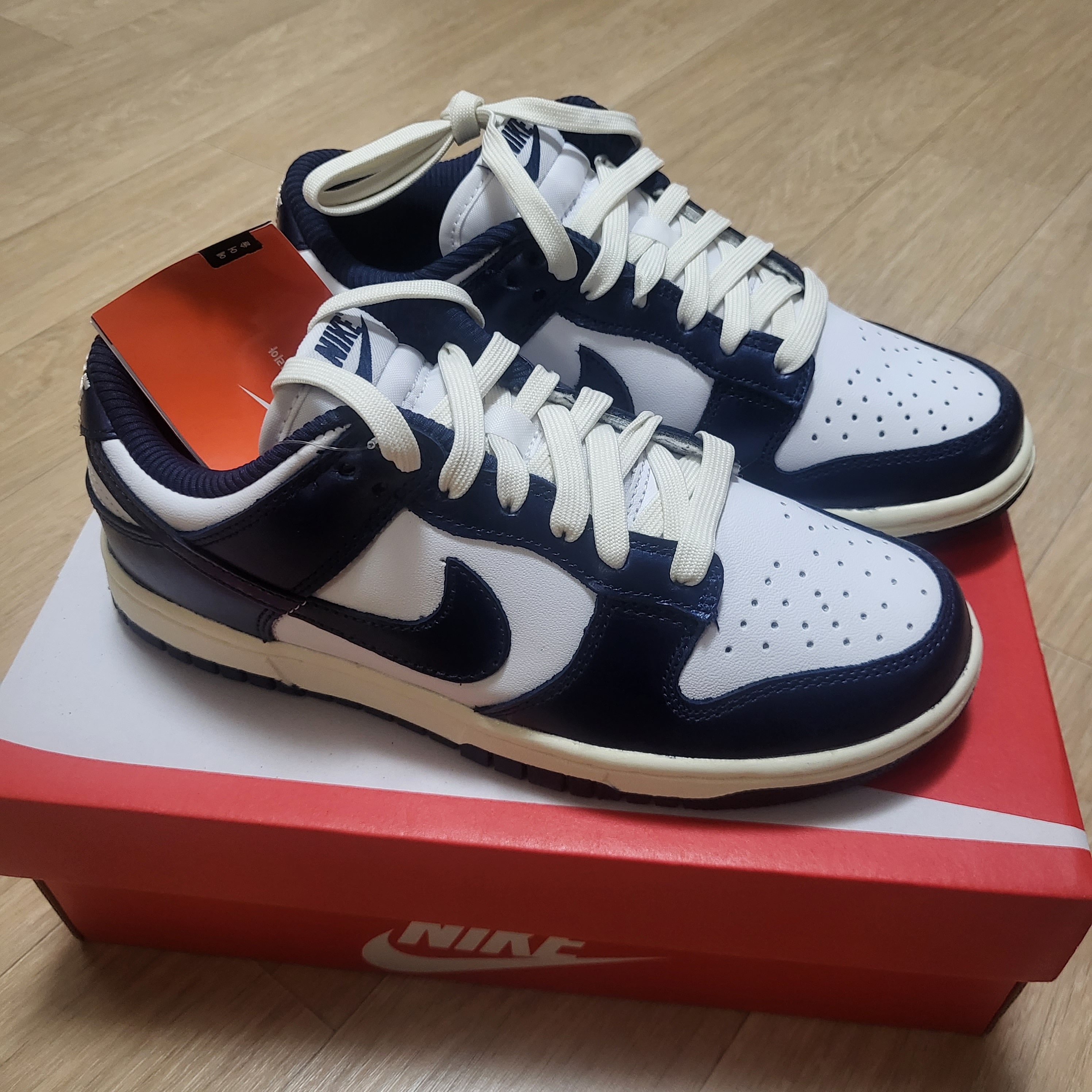 (W) Nike Dunk Low PRM Midnight Navy and White 착용 스타일