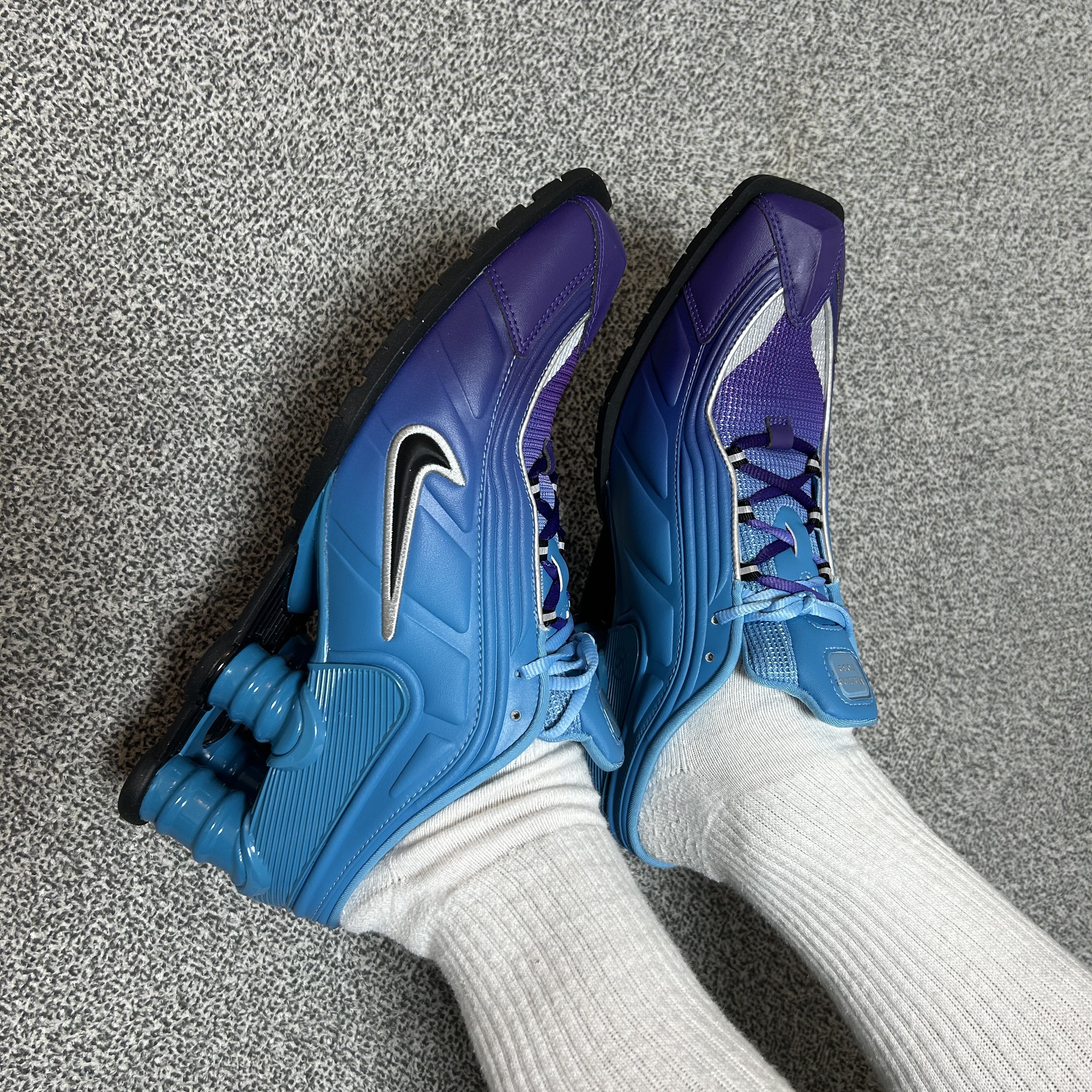 Nike x Martine Rose Shox MR4 Scuba Blue 착용 스타일 - 4