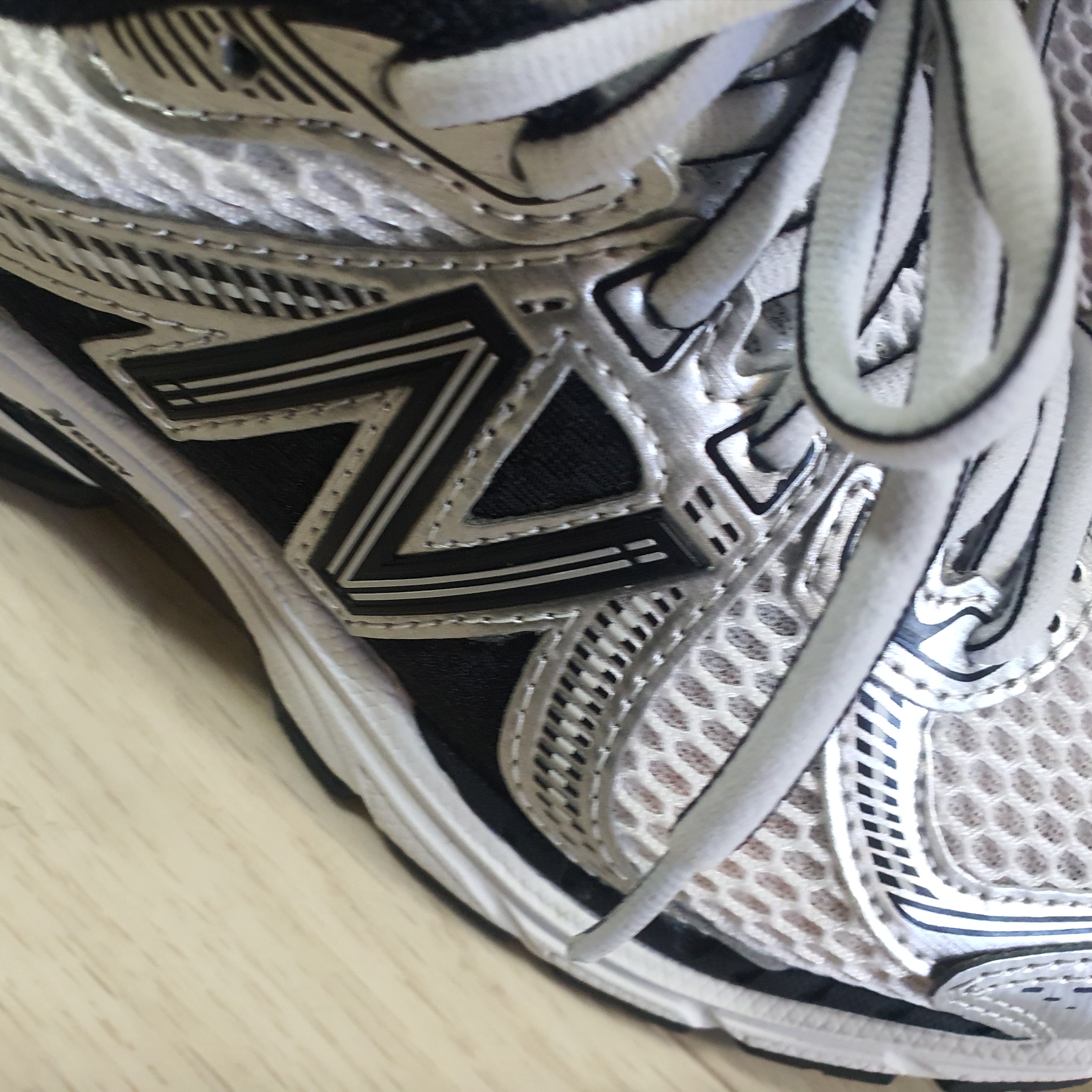 New Balance 860v2 White Black 착용 스타일 - 3