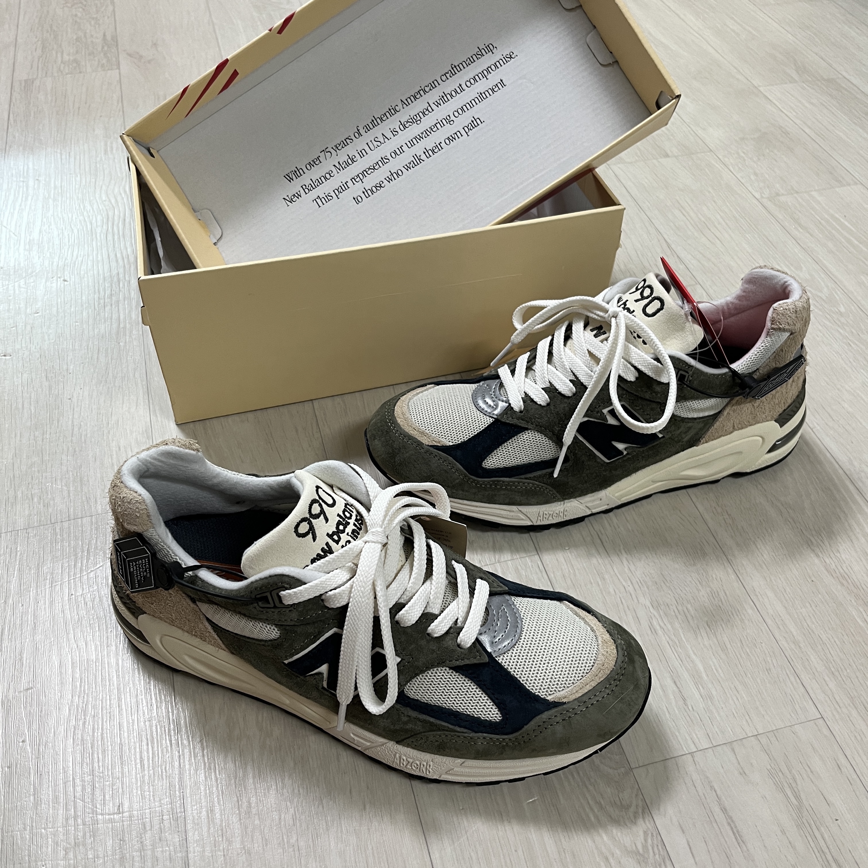 New Balance 990v2 Made in USA Grey Tan 착용 스타일 - 2