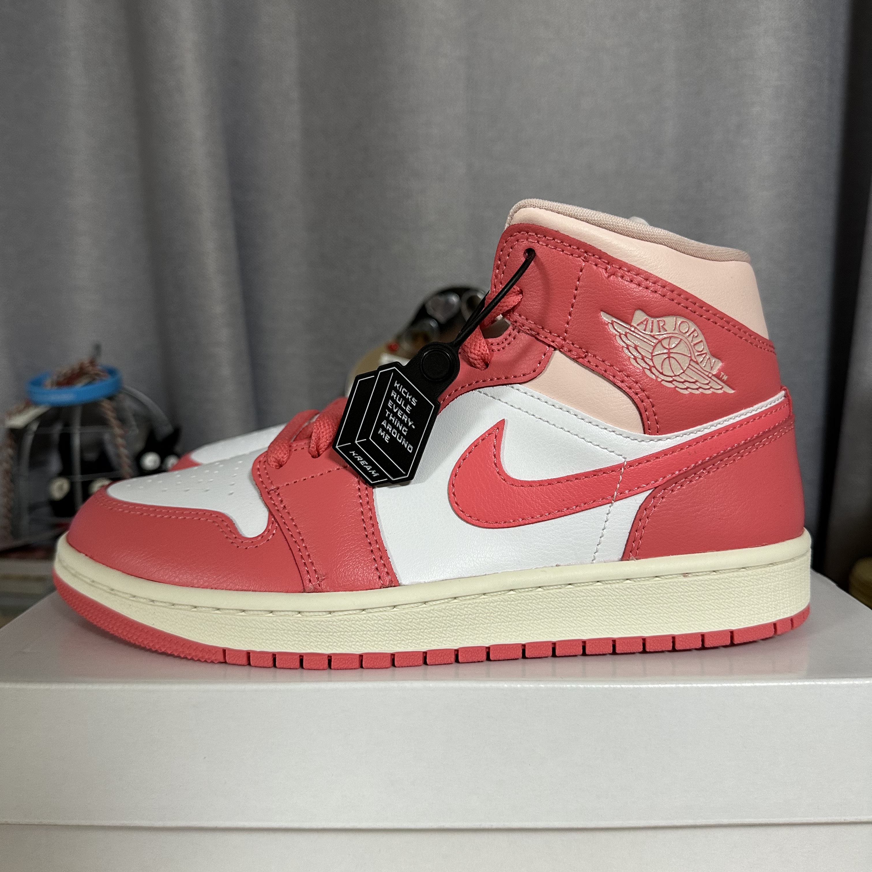 (W) Jordan 1 Mid Strawberries and Cream 착용 스타일 - 1