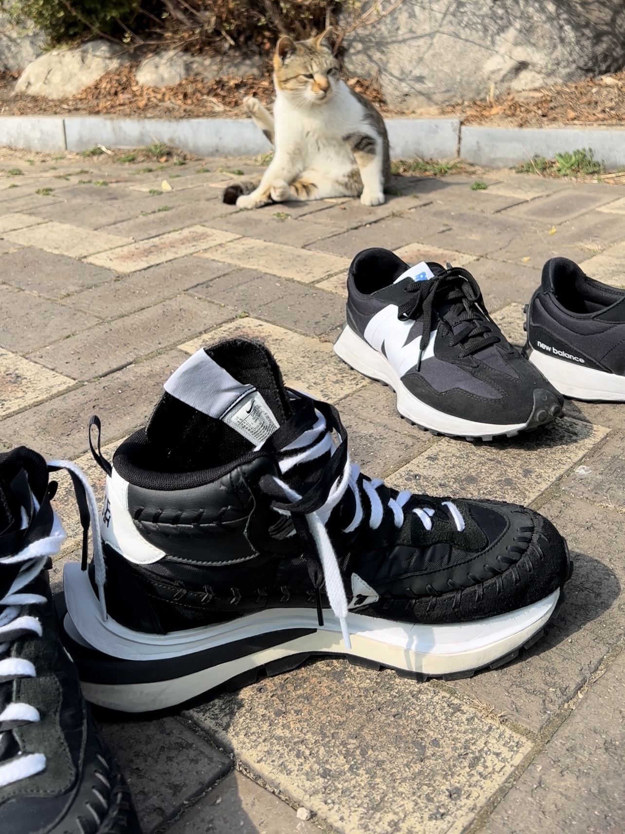Nike x Sacai x Jean Paul Gaultier VaporWaffle Black White, New Balance 327 Black 착용 스타일 - 1