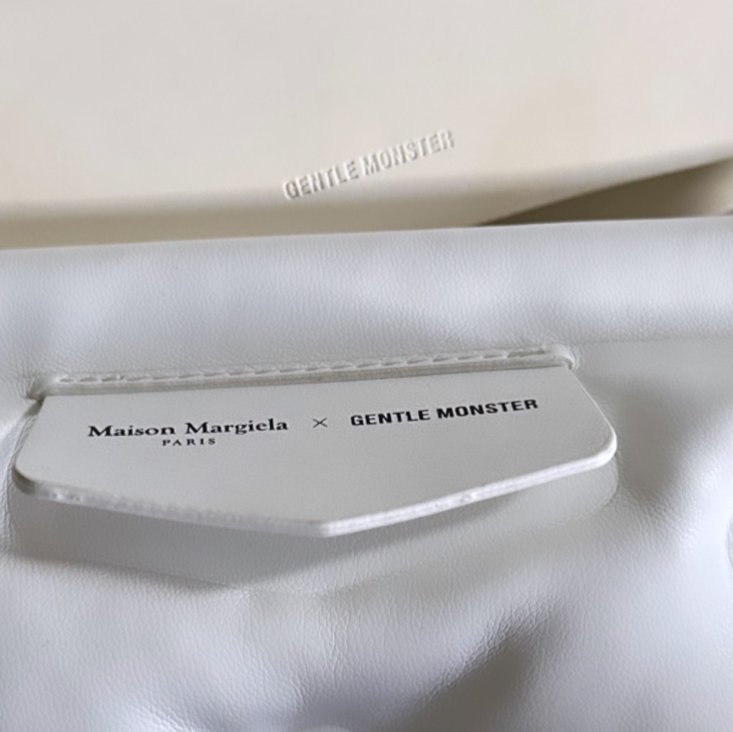 Gentle Monster x Maison Margiela MM011 Clear Black Gradient 착용 스타일