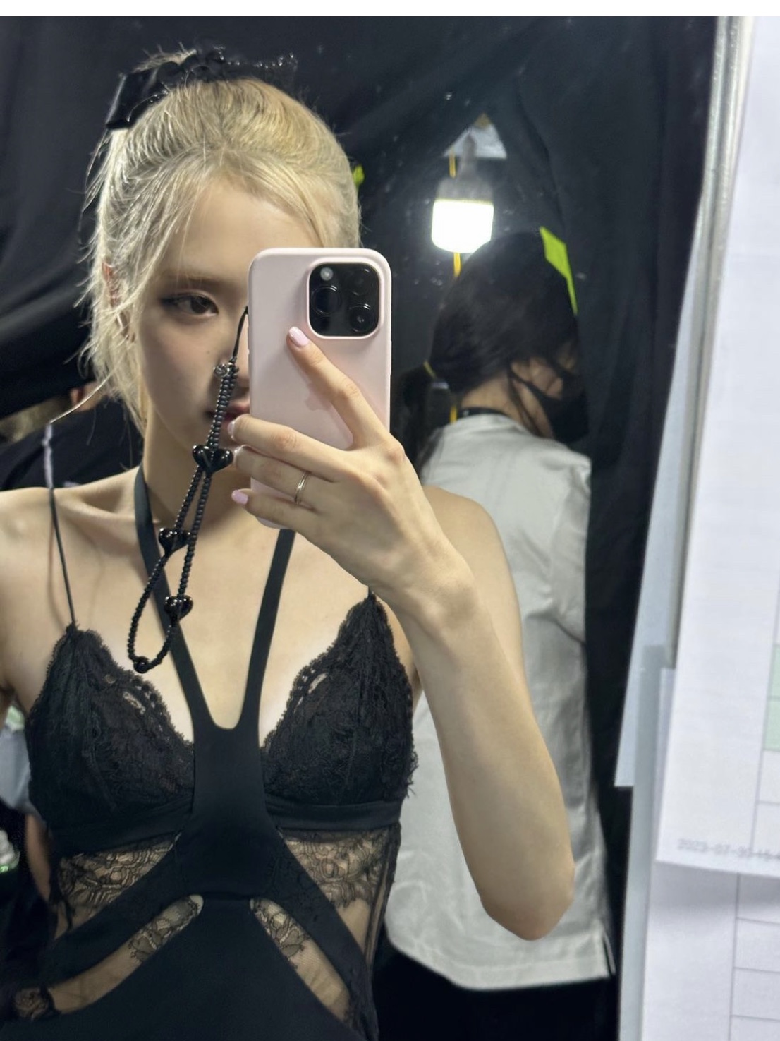 String Ting Midnight Request Line Wristlet Phone Strap 착용 스타일