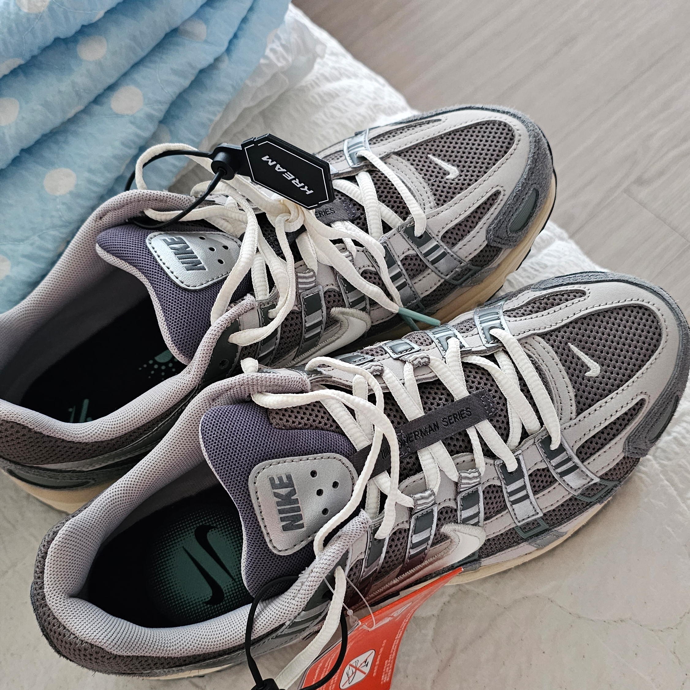 Nike P-6000 Flat Pewter Light Iron Ore 착용 스타일