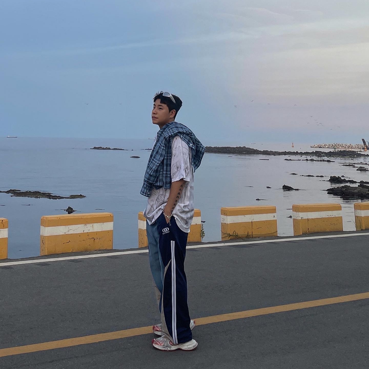 [KREAM 단독] Civision by CSC Hybrid Track Pants Navy 착용 스타일 - 1