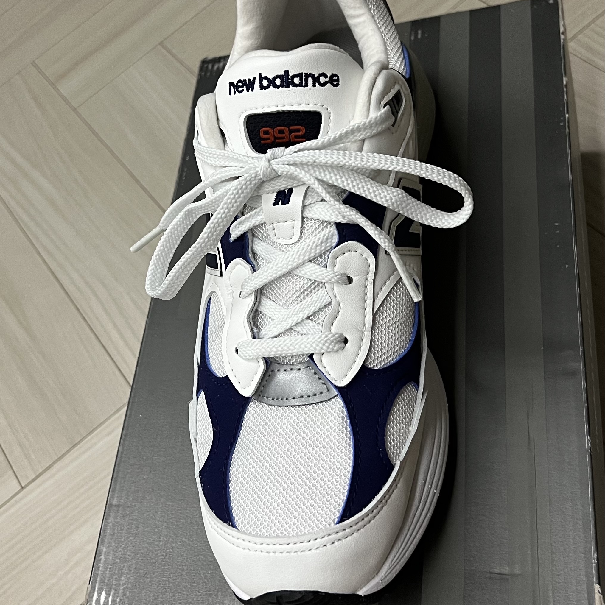 New Balance 992 Made in USA White Navy 착용 스타일 - 1