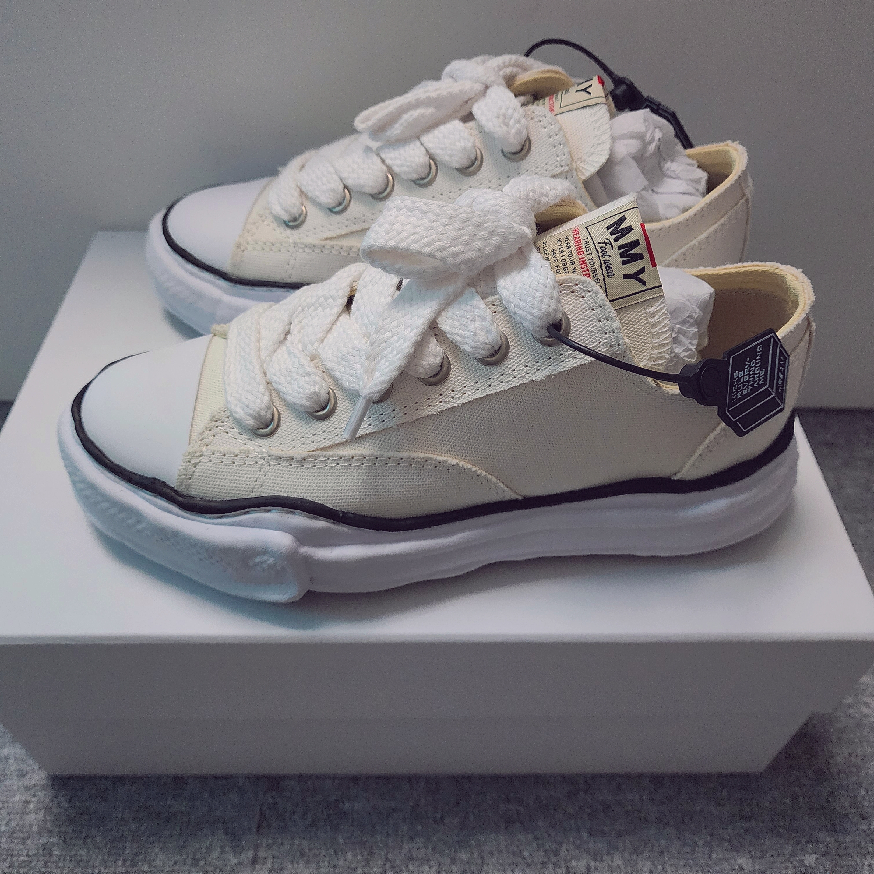 Maison Mihara Yasuhiro Peterson OG Sole Canvas Low Sneakers White 착용 스타일 - 2