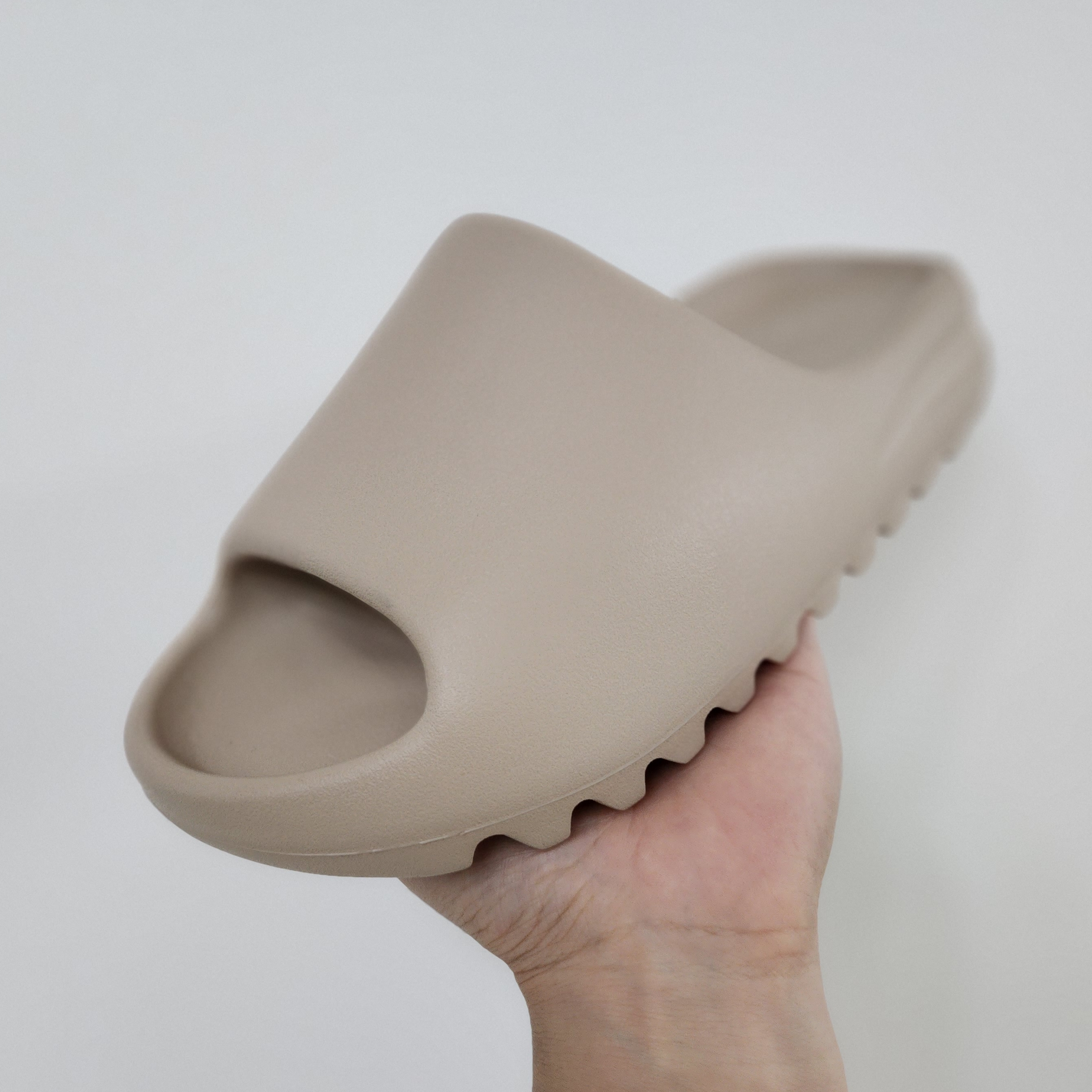 Adidas Yeezy Slide Pure - Re-Release Ver. 착용 스타일 - 1
